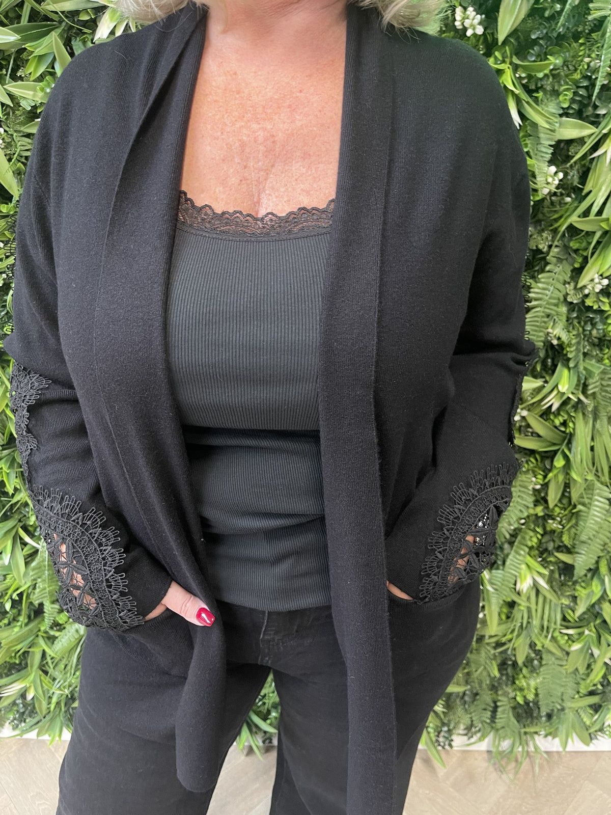Vest met open gewerkte rug zwart