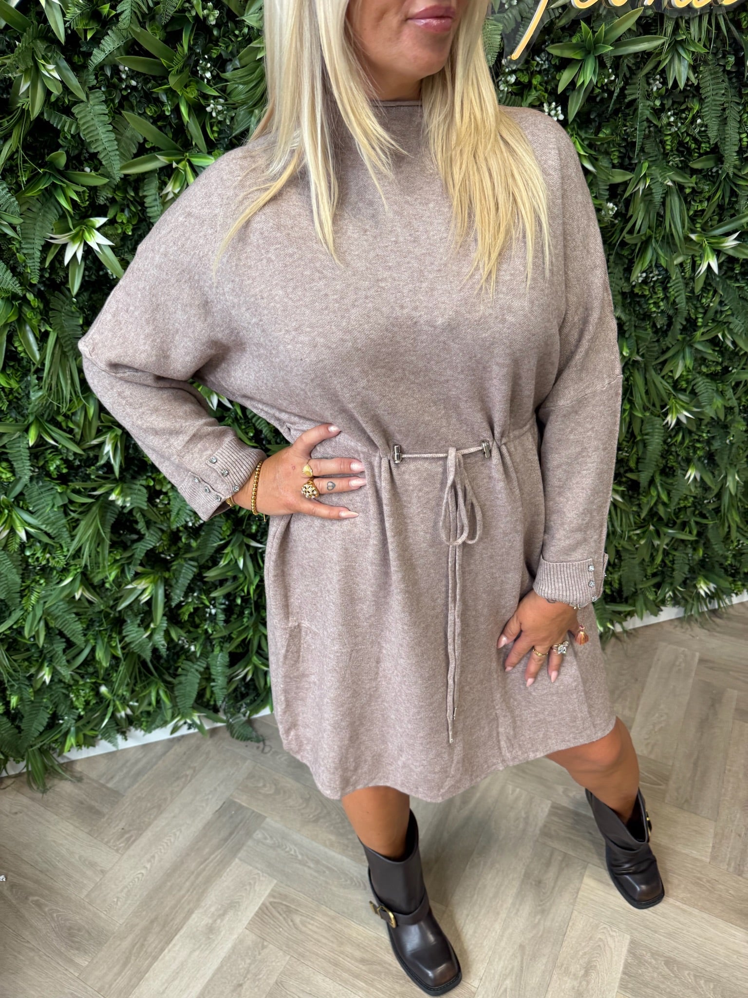 Jurk met veterdetails taupe