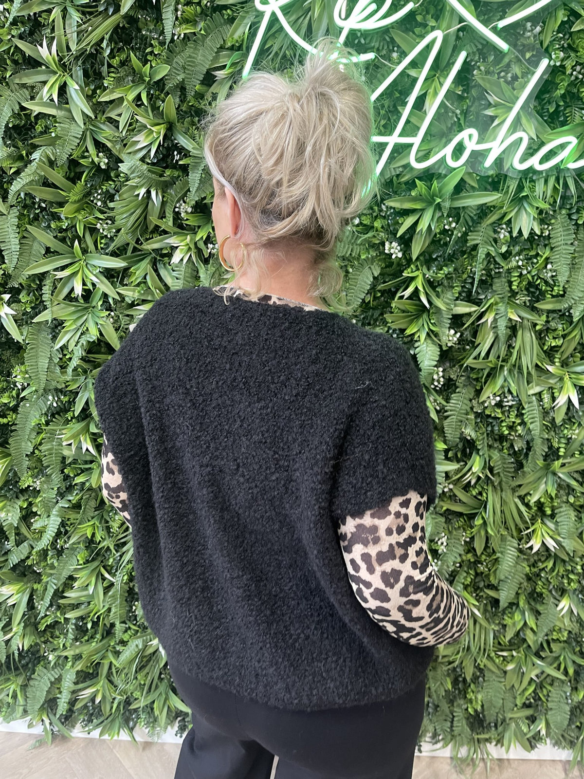 Boucle vestje met knoopjes korte mouwen zwart