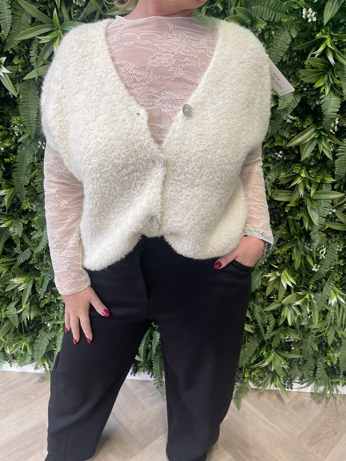 Boucle vestje met knoopjes korte mouwen creme