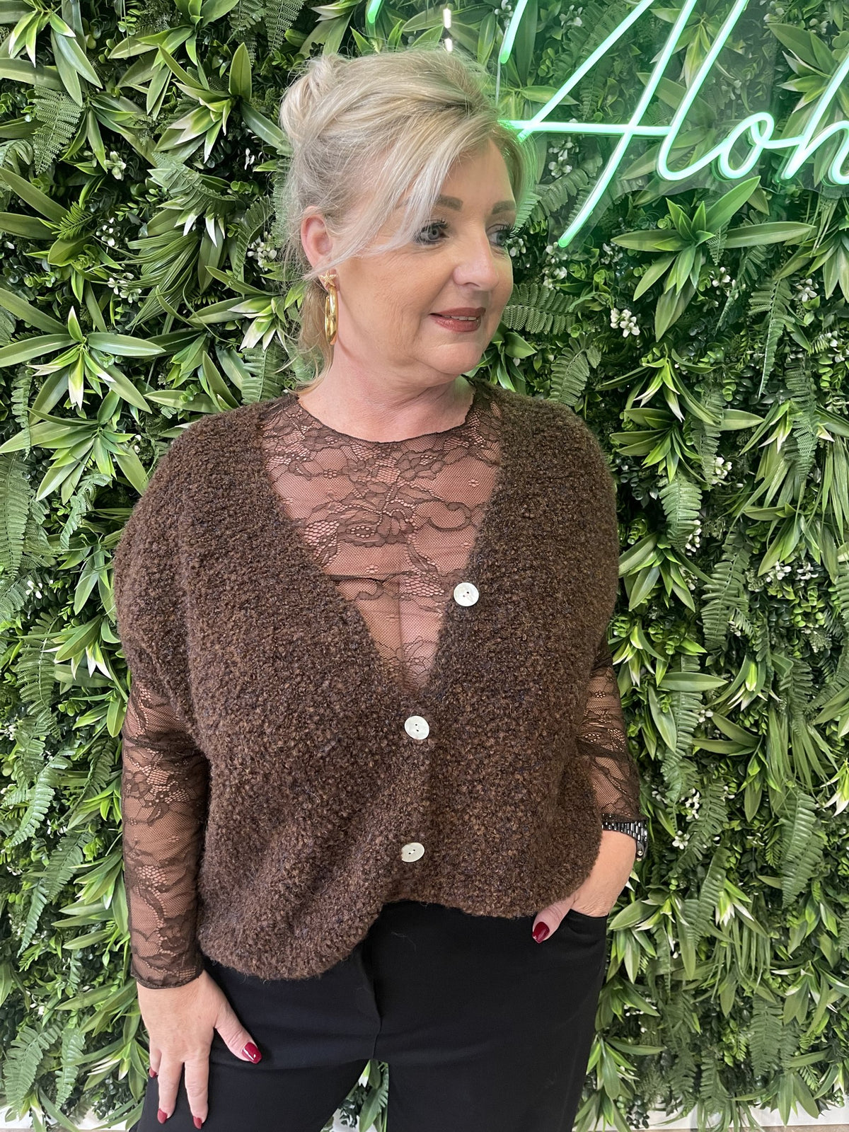 Boucle vestje met knoopjes korte mouwen bruin