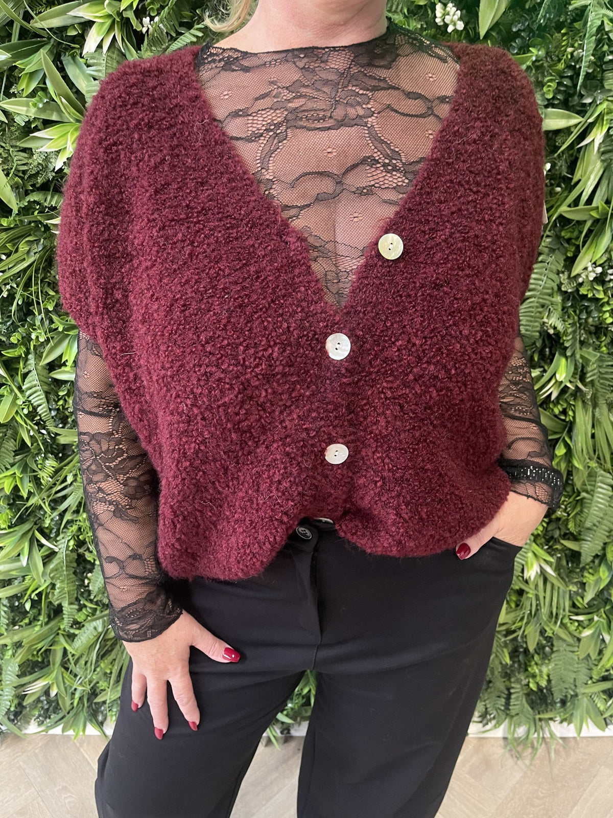 Boucle vestje met knoopjes korte mouwen bordeaux