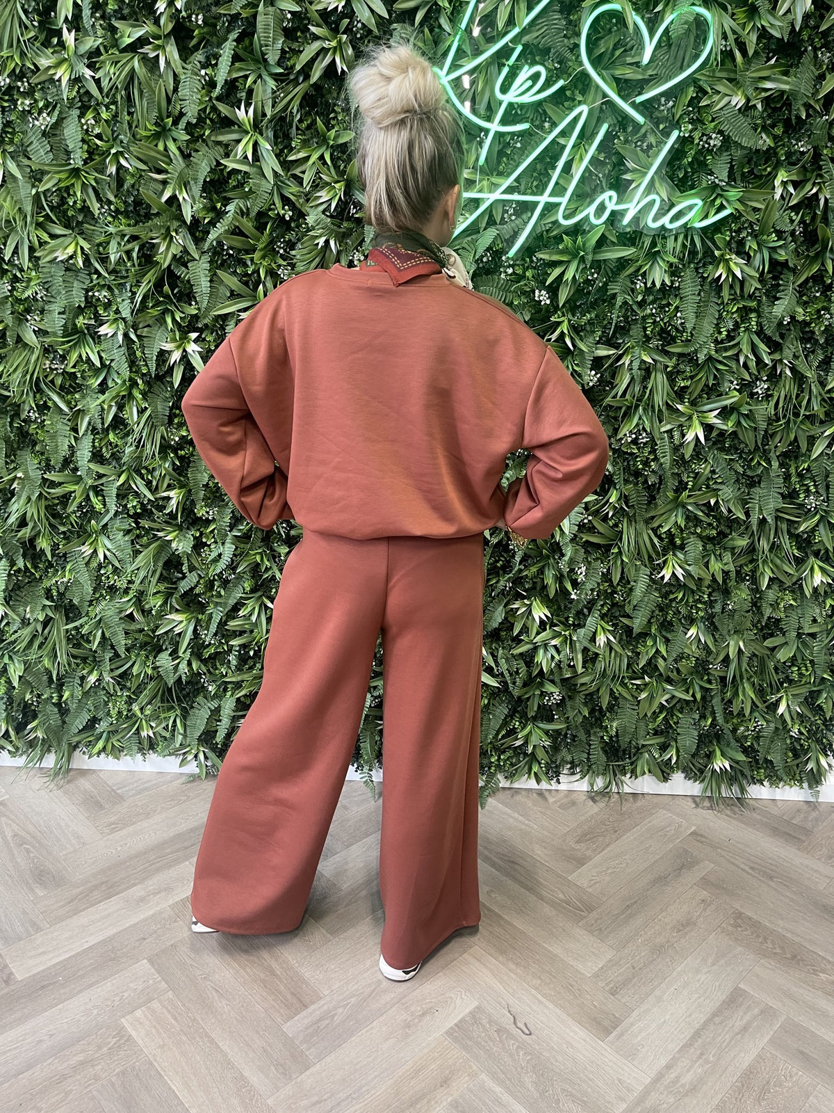 Tweedelig cropped pak terracotta