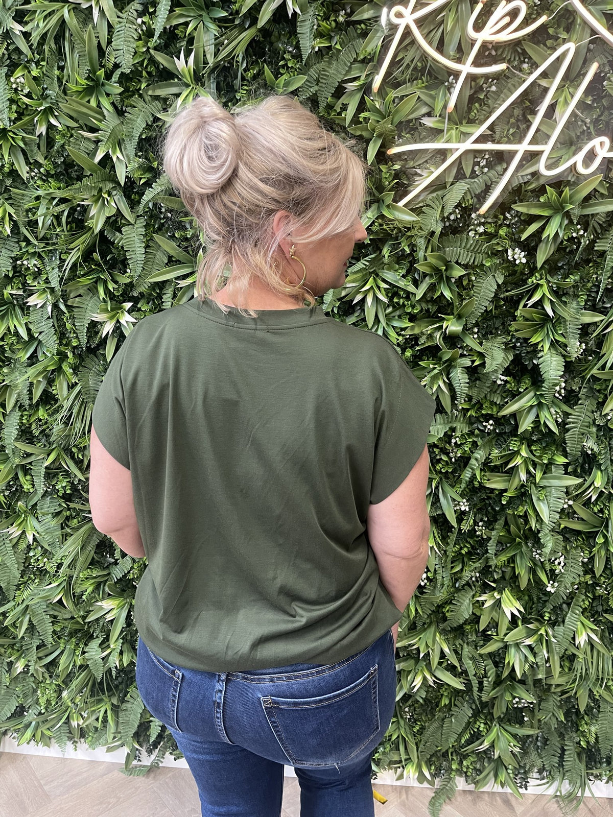 Basic top mouwloos met elastieken onderkant legergroen