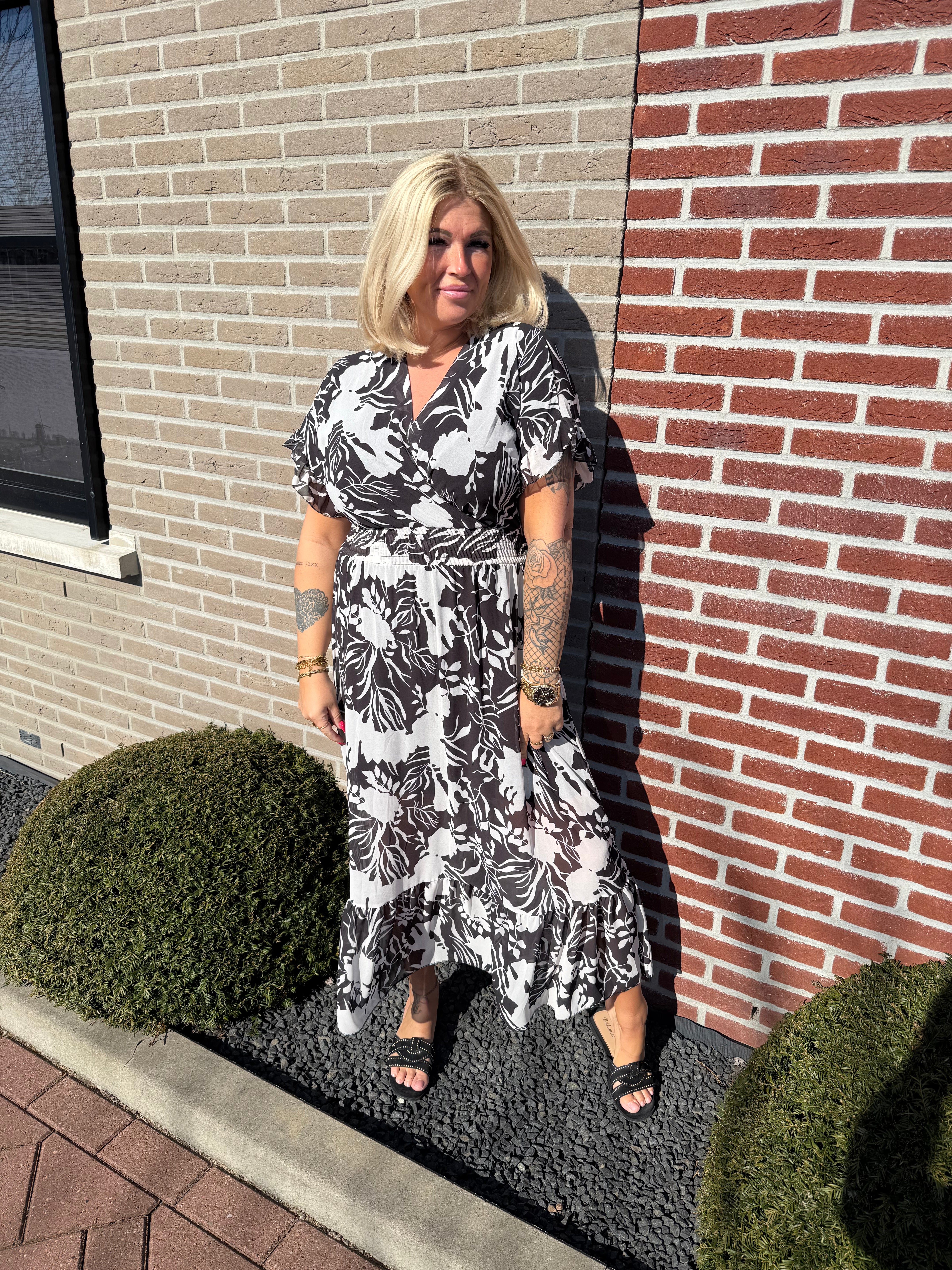 Maxi jurk roezels bloemen zwart/wit