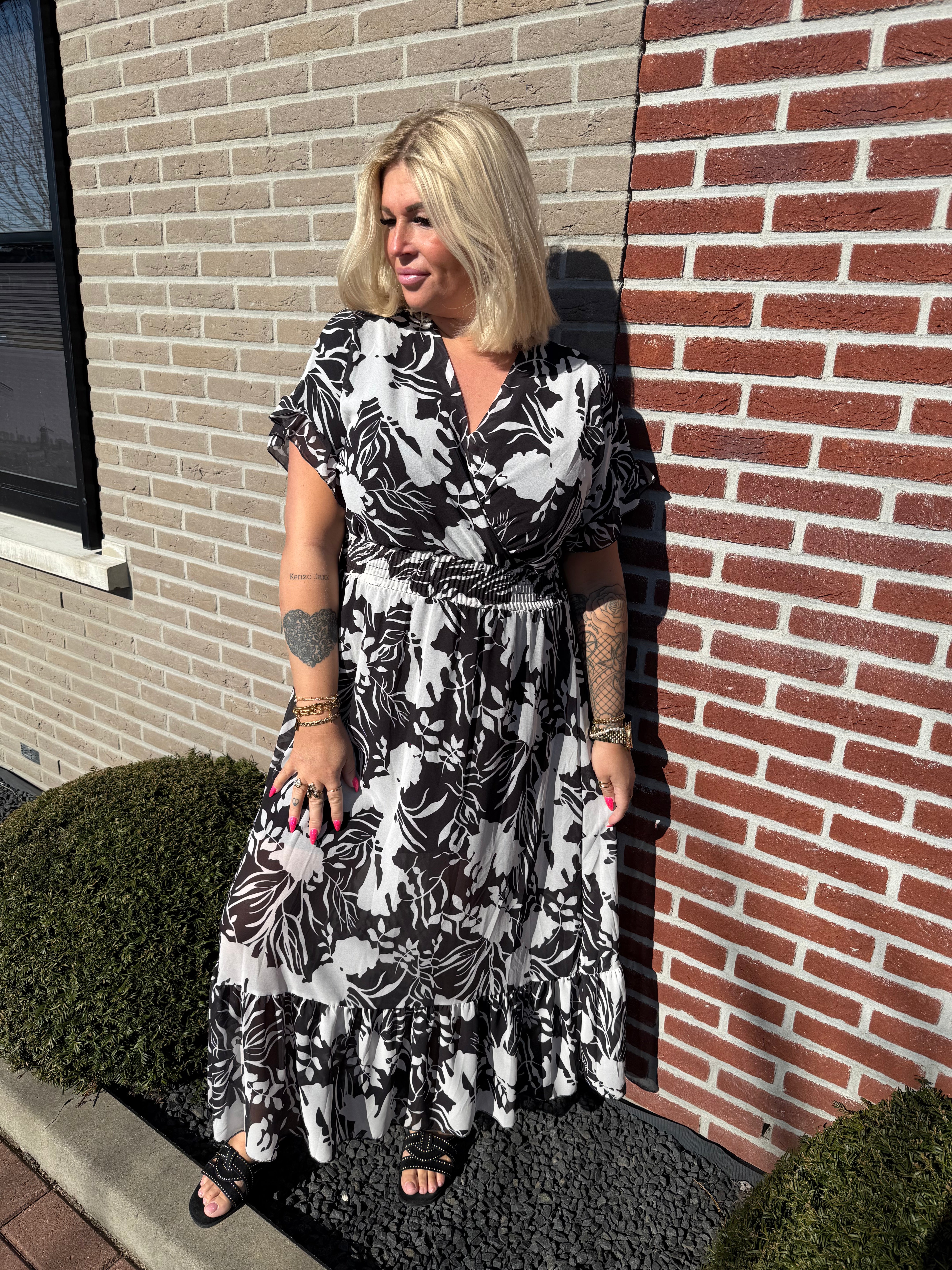 Maxi jurk roezels bloemen zwart/wit