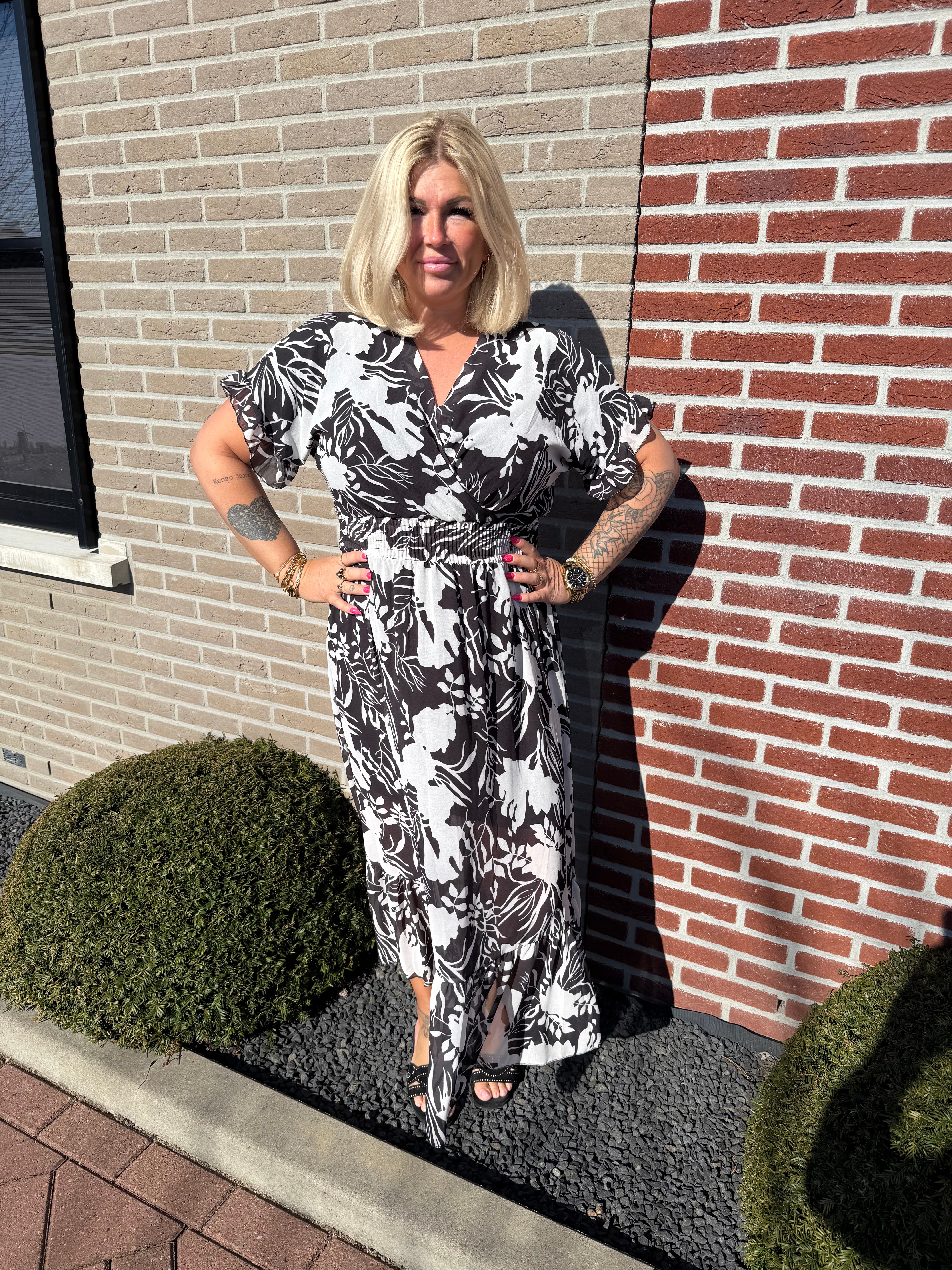 Maxi jurk roezels bloemen zwart/wit