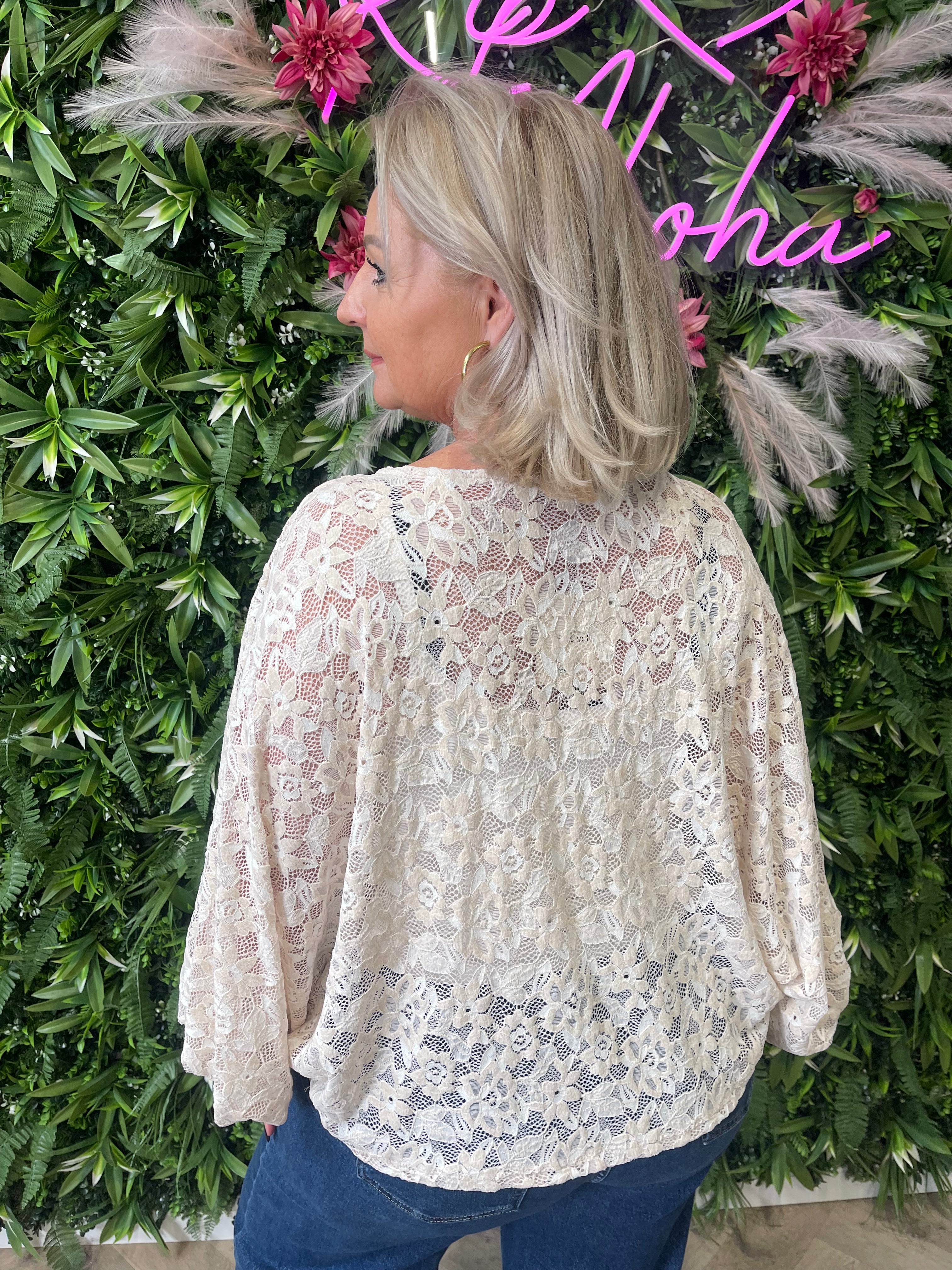 Top vleermuismouwen met kant beige