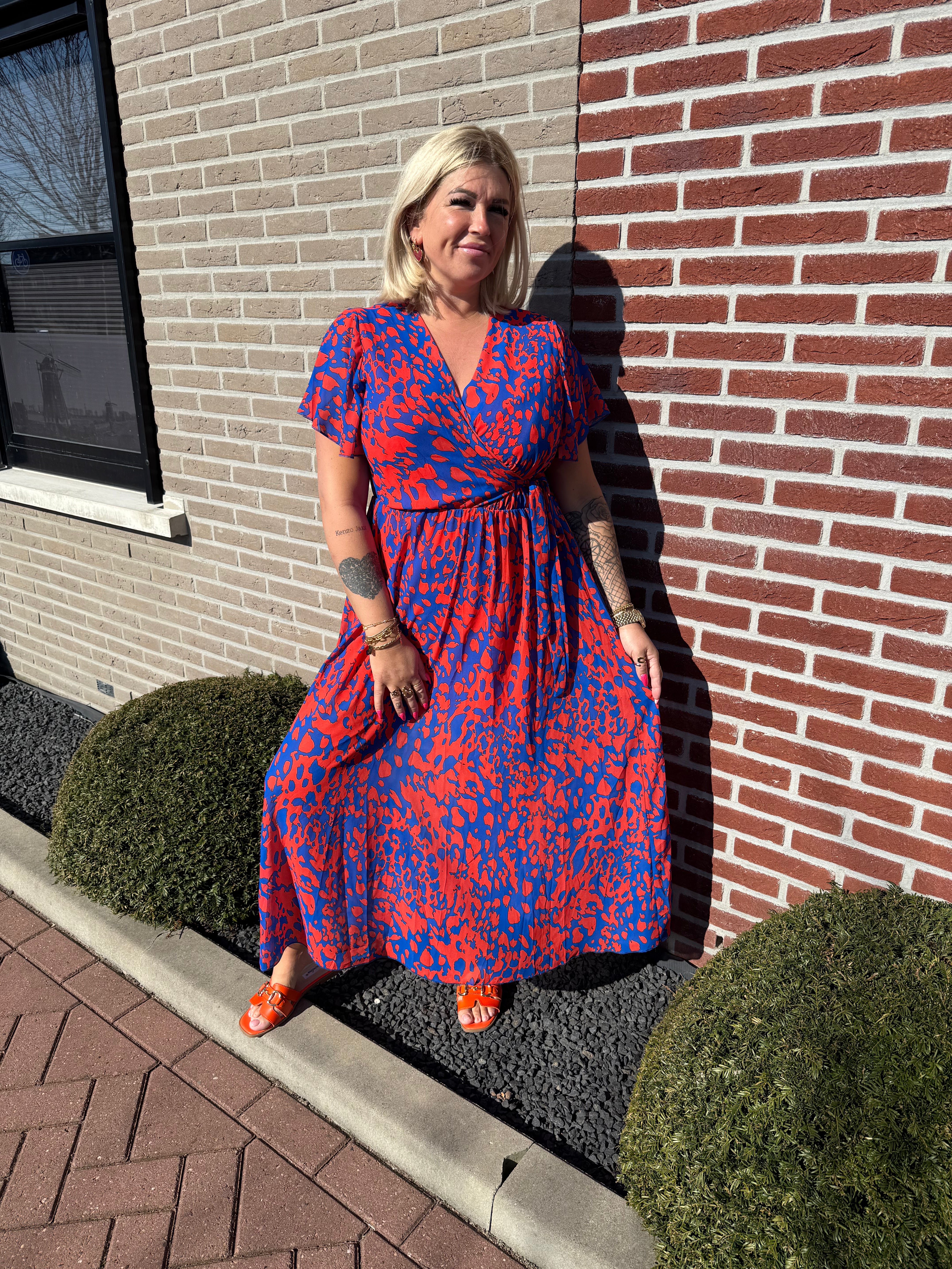 Maxi jurk met strik print gevlekt oranje/blauw