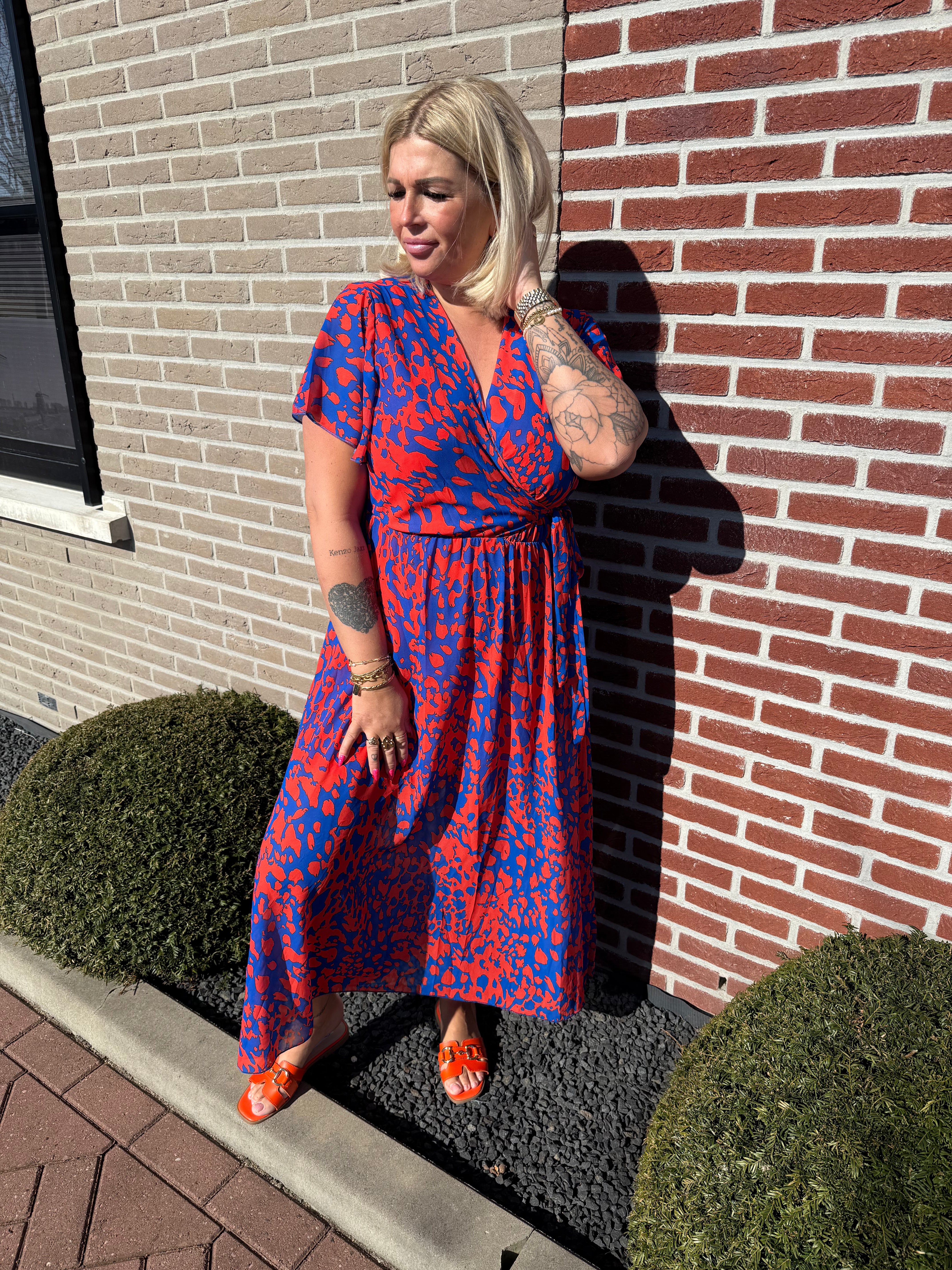 Maxi jurk met strik print gevlekt oranje/blauw