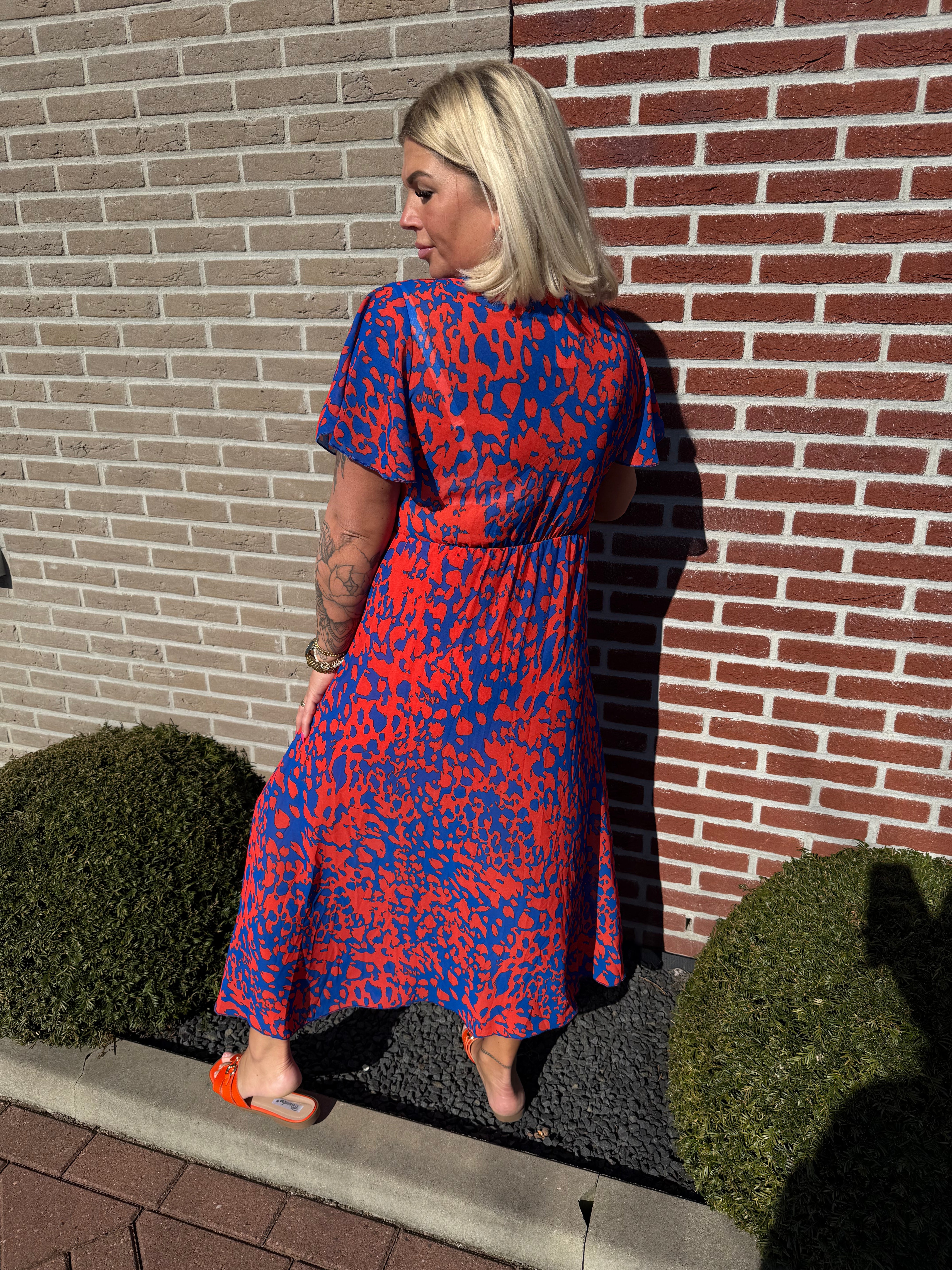 Maxi jurk met strik print gevlekt oranje/blauw