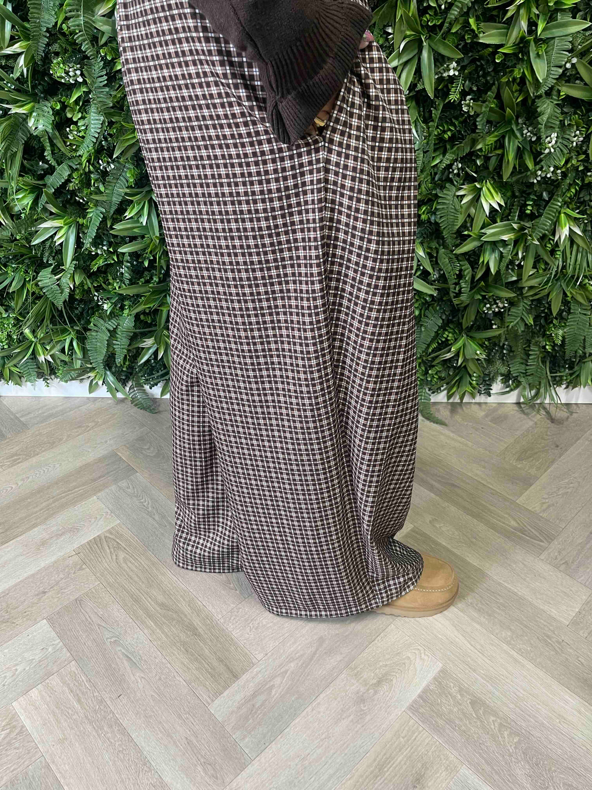 Pantalon met plooi ruitpatroon bruin