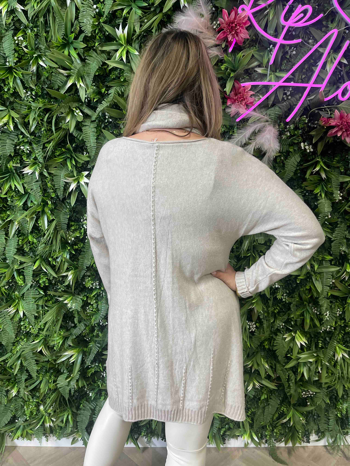Fijn gebreide trui met sjaal beige