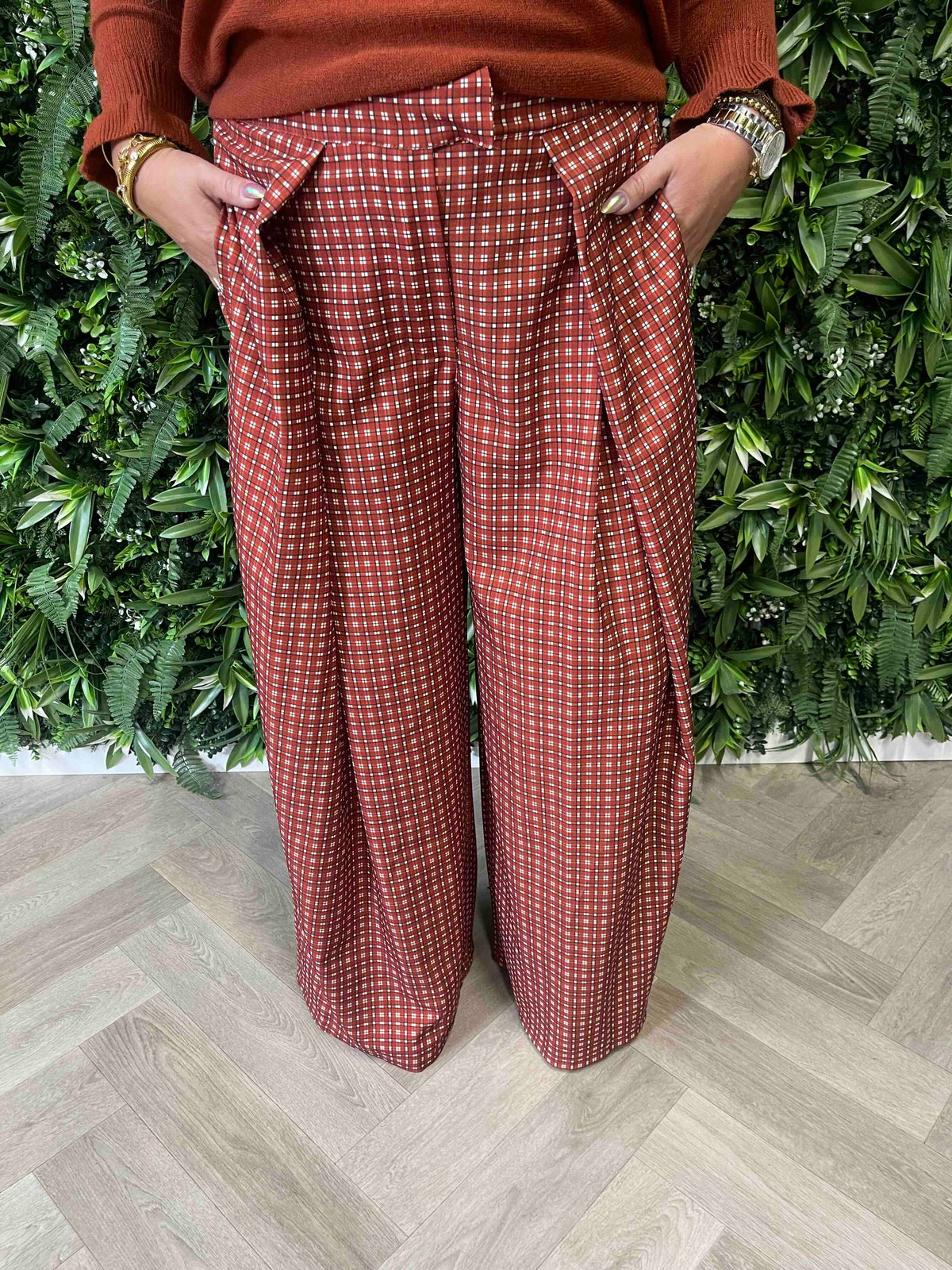 Pantalon met plooi ruitpatroon brique