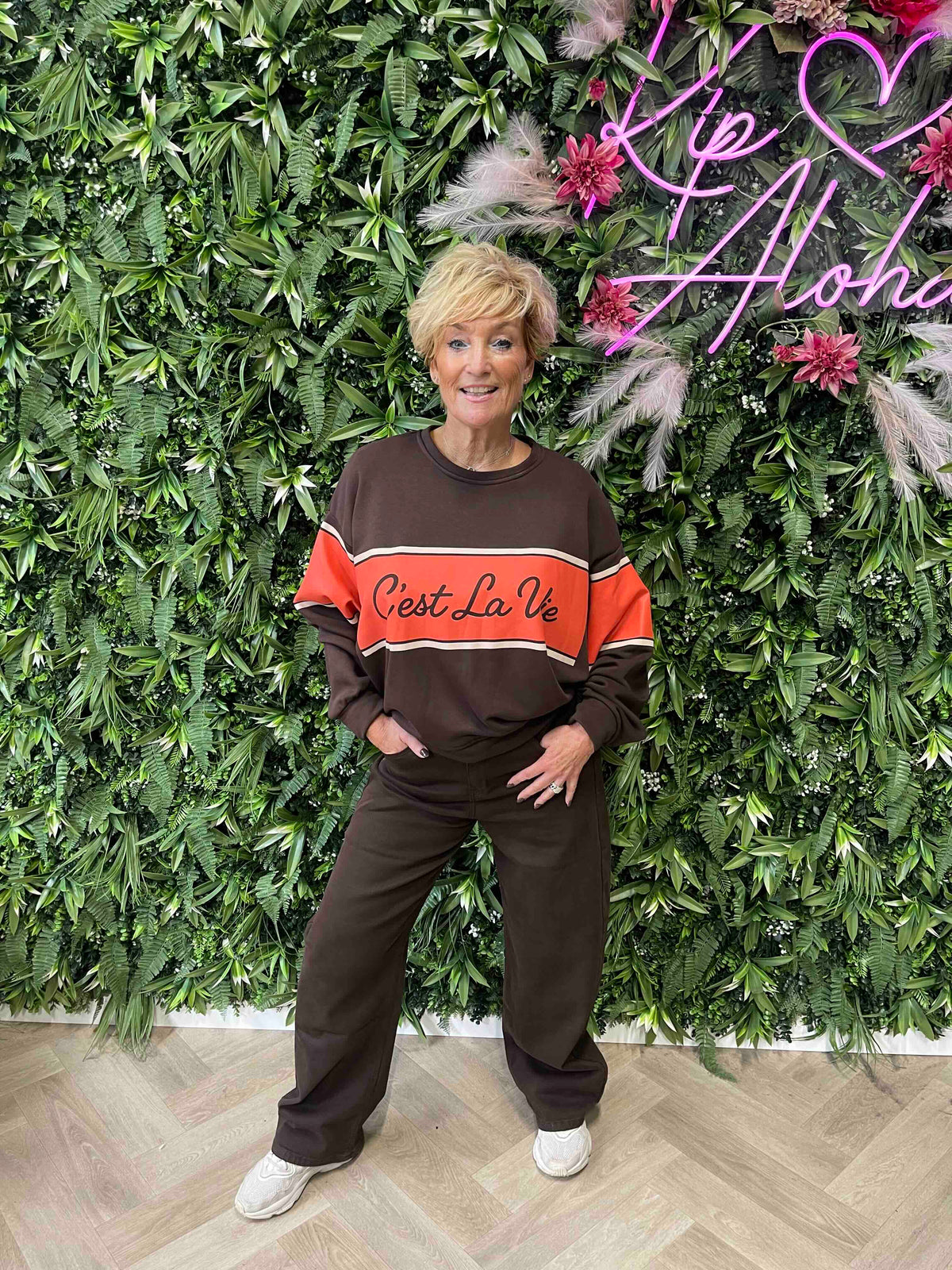 Sweater cest la vie brede streep donkerbruin