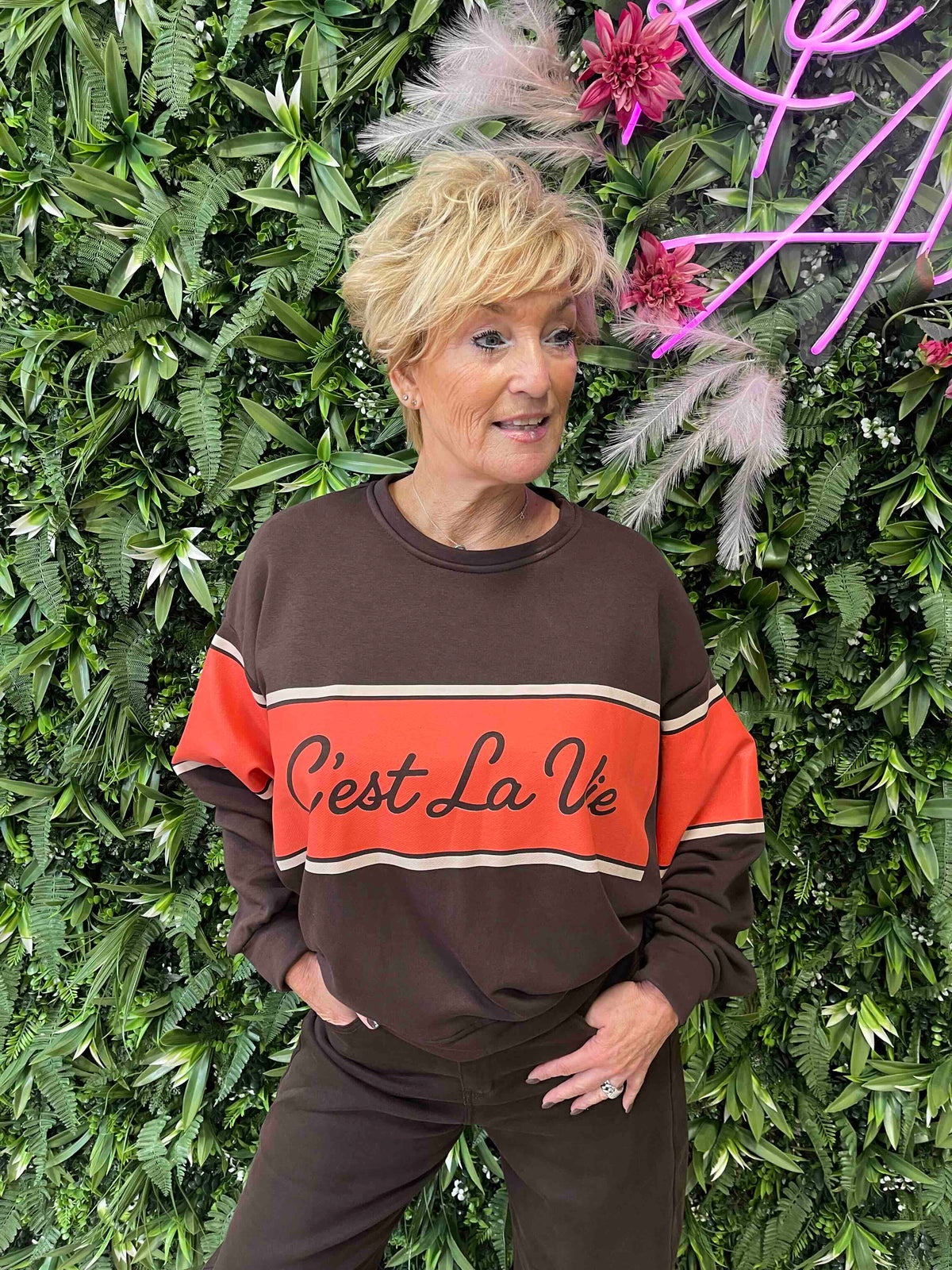 Sweater cest la vie brede streep donkerbruin