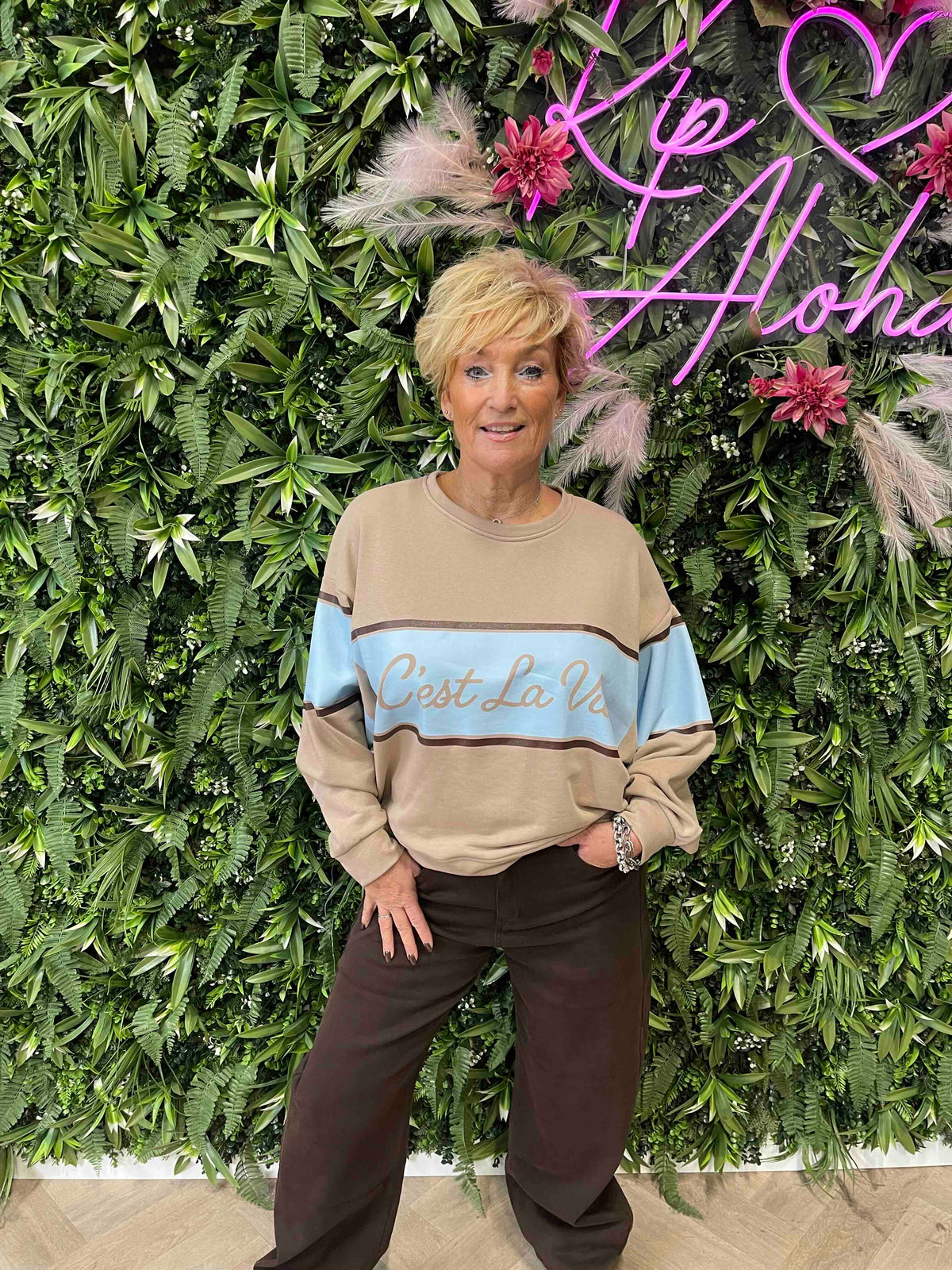 Sweater cest la vie brede streep taupe