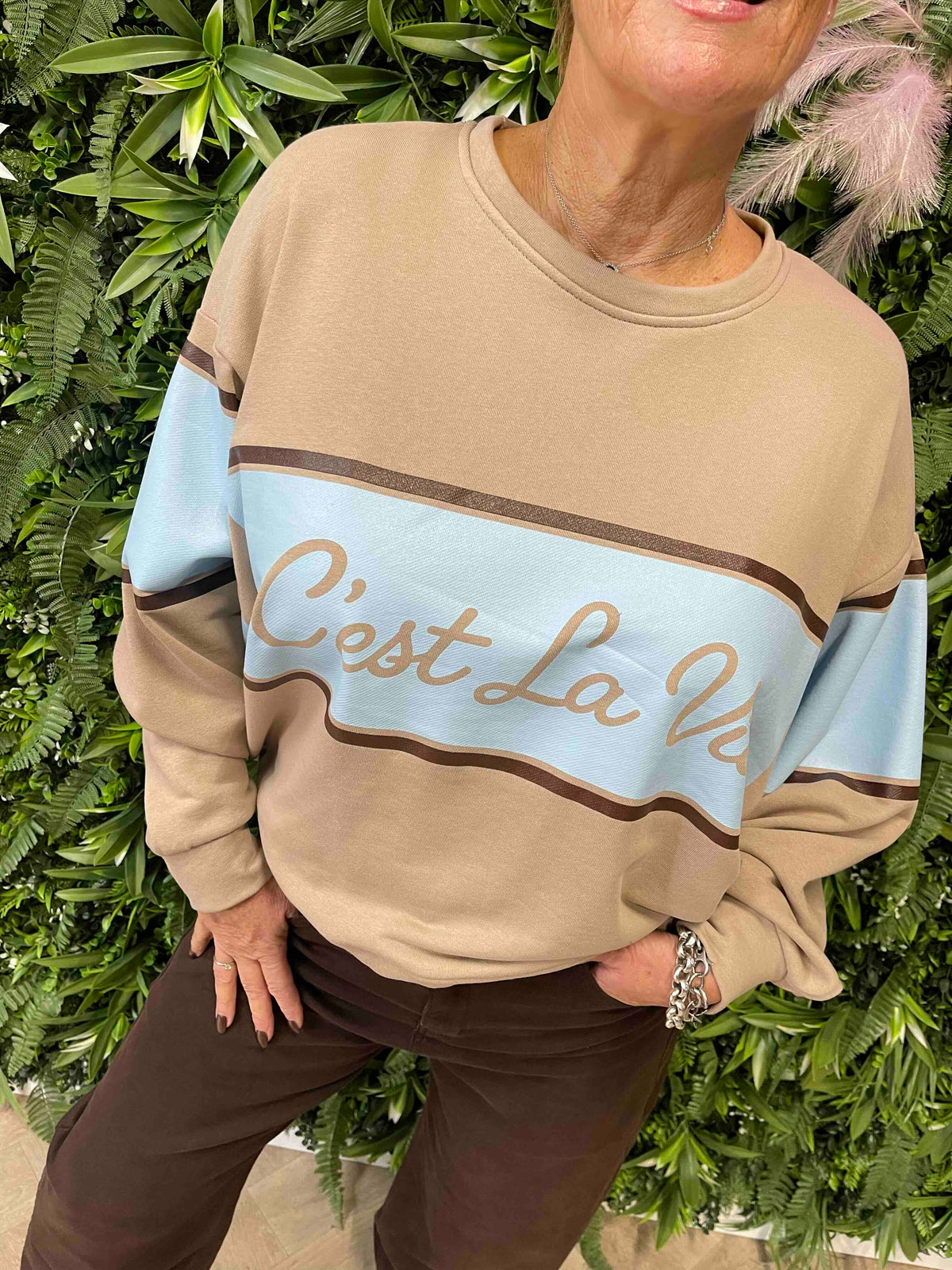 Sweater cest la vie brede streep taupe