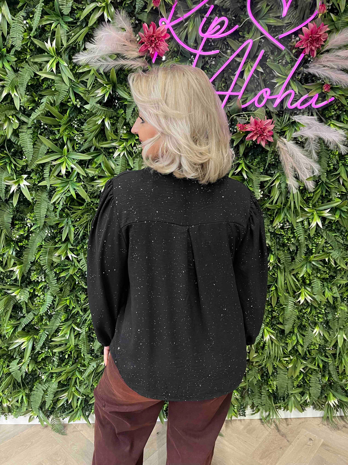 Blouse roezel met pofmouwen glitter zwart