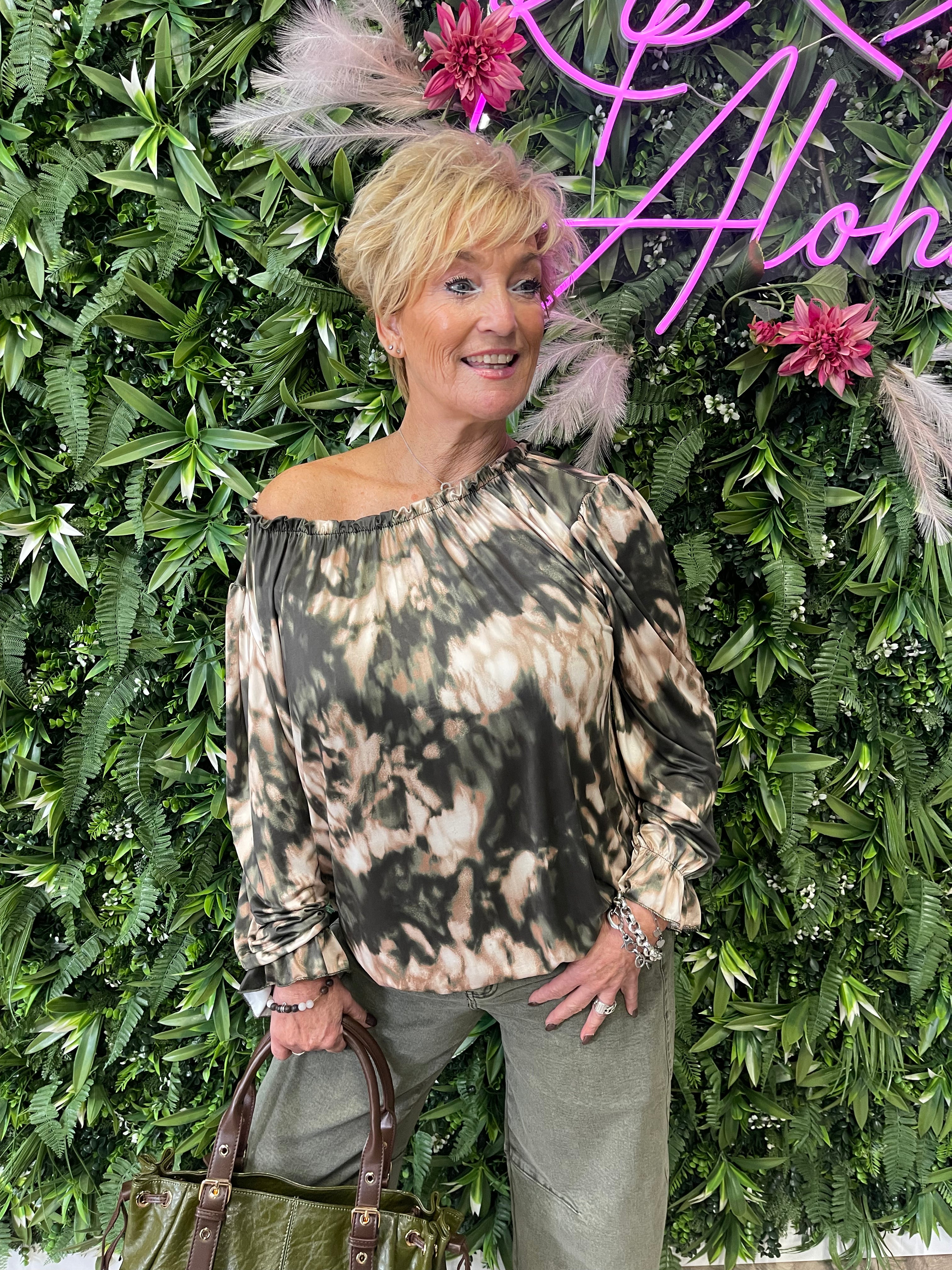 Blouse met abstracte print en roezelhals legergroen