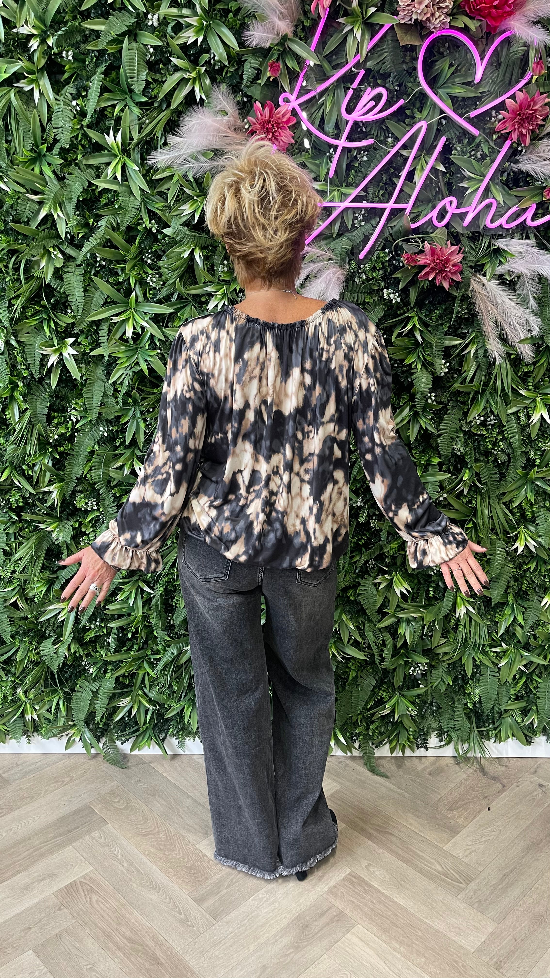 Blouse met abstracte print en roezelhals zwart
