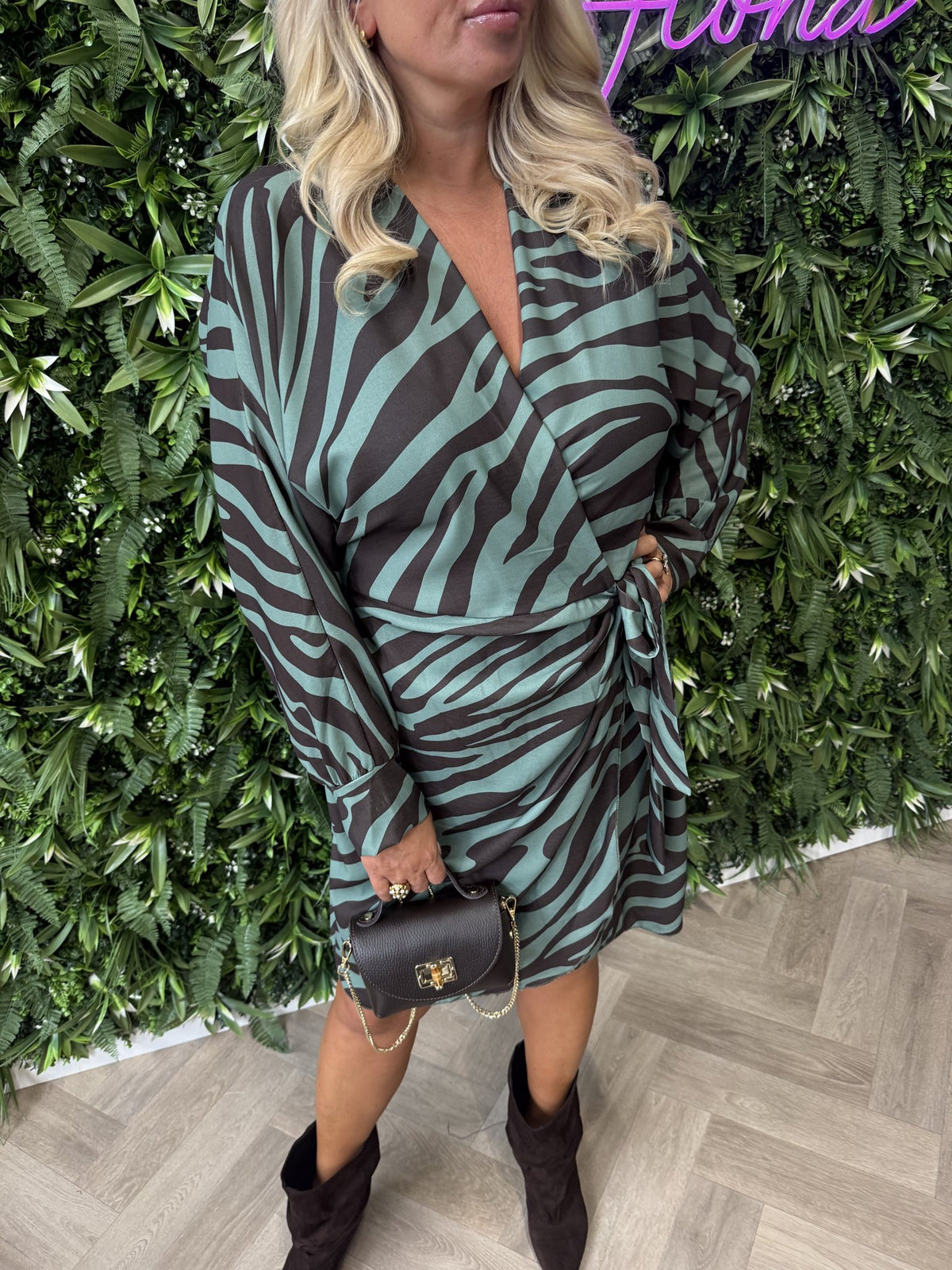 Overslag jurk met print zebra legergroen