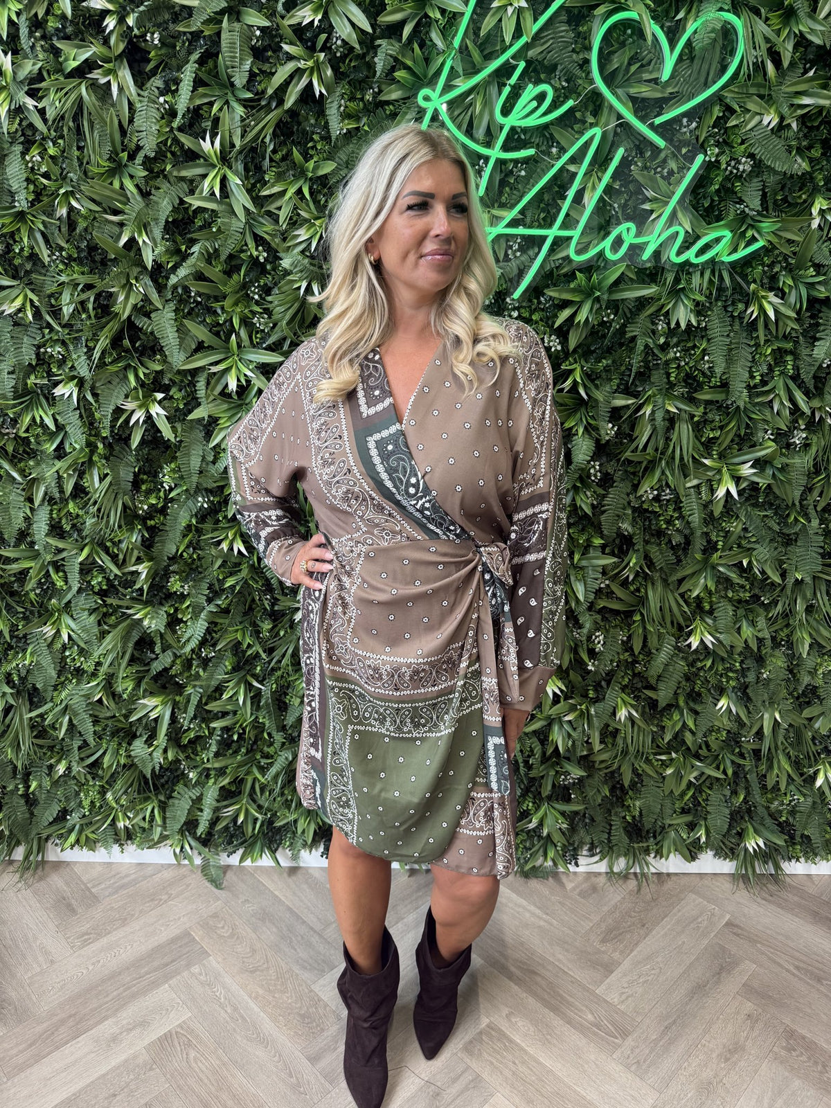 Overslag jurk met print paisley legergroen