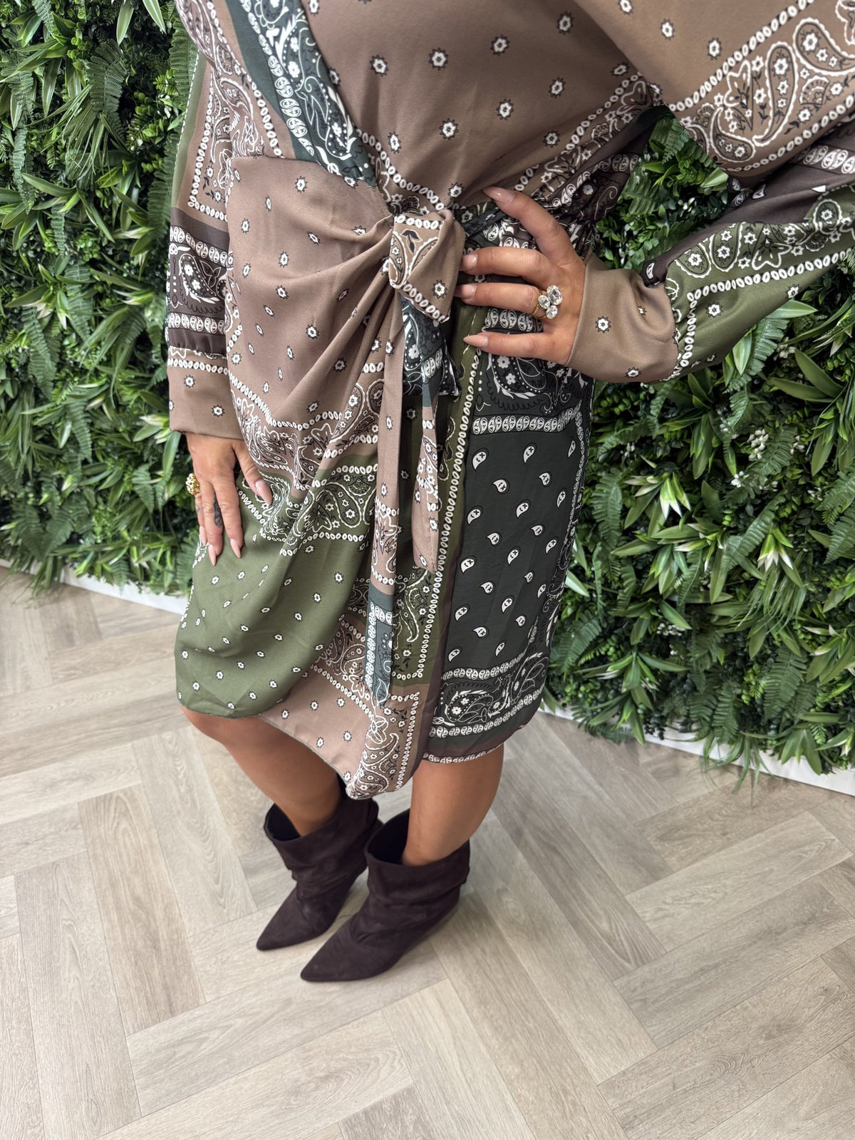 Overslag jurk met print paisley legergroen