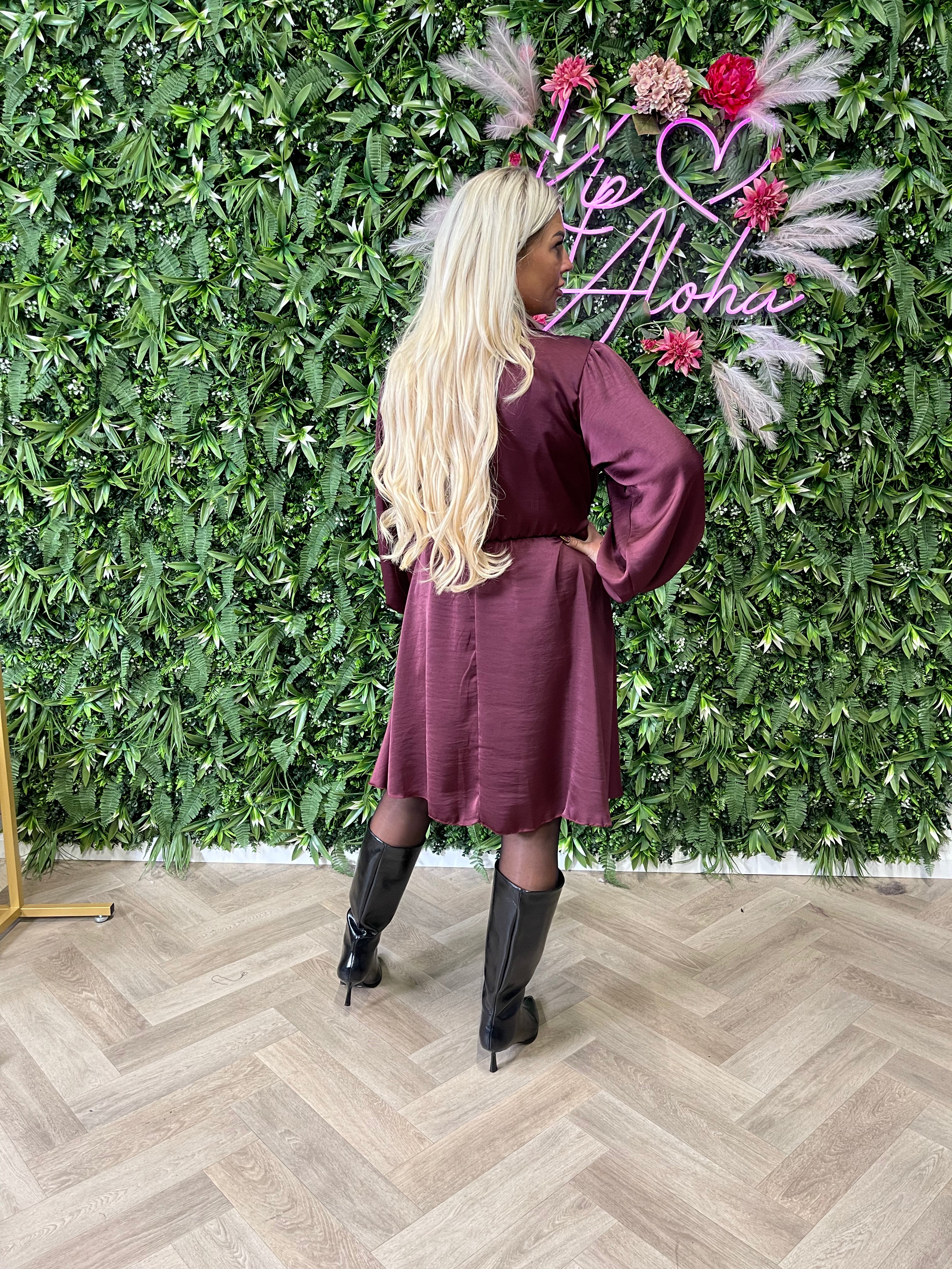 Korte silky jurk met strik aubergine