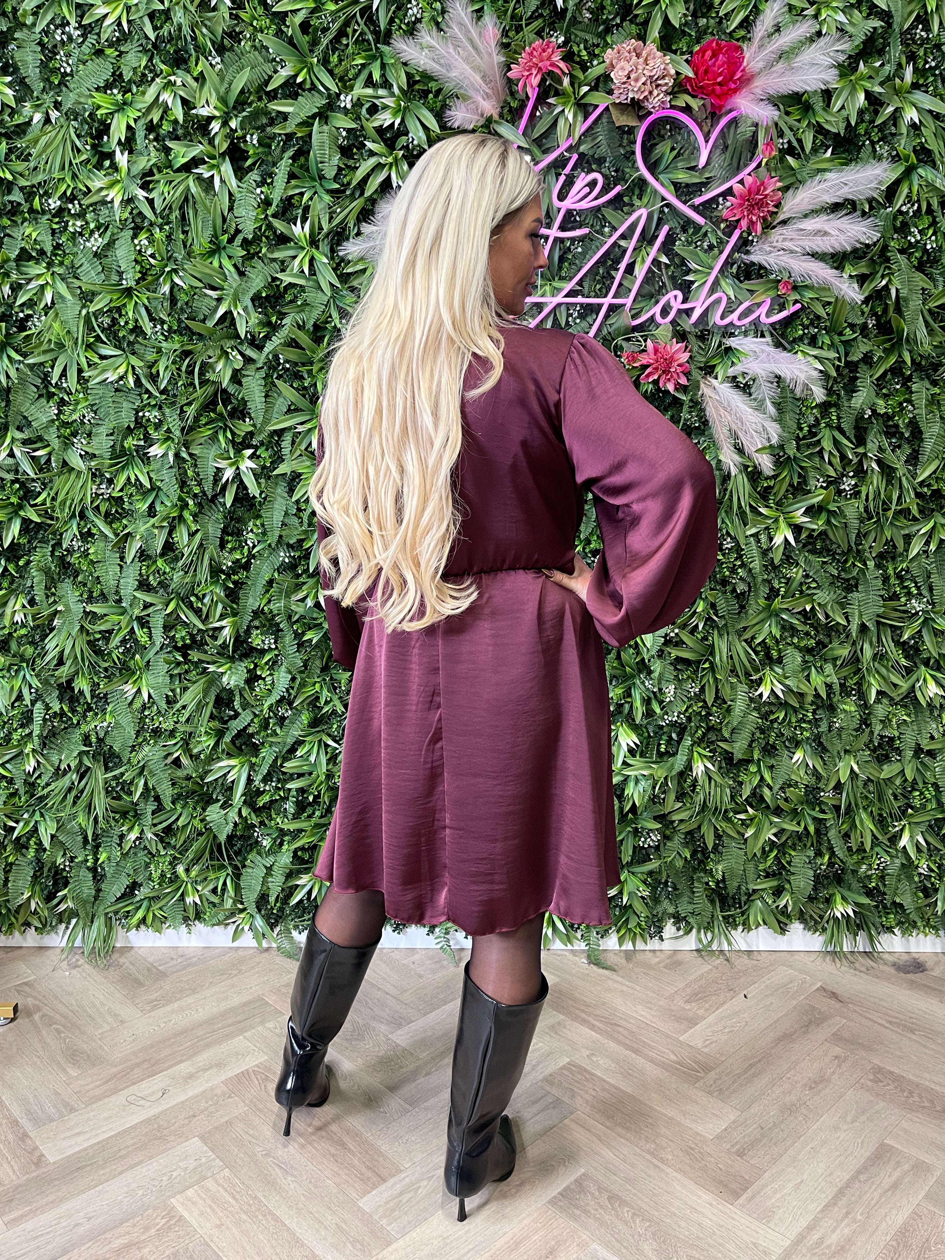 Korte silky jurk met strik aubergine