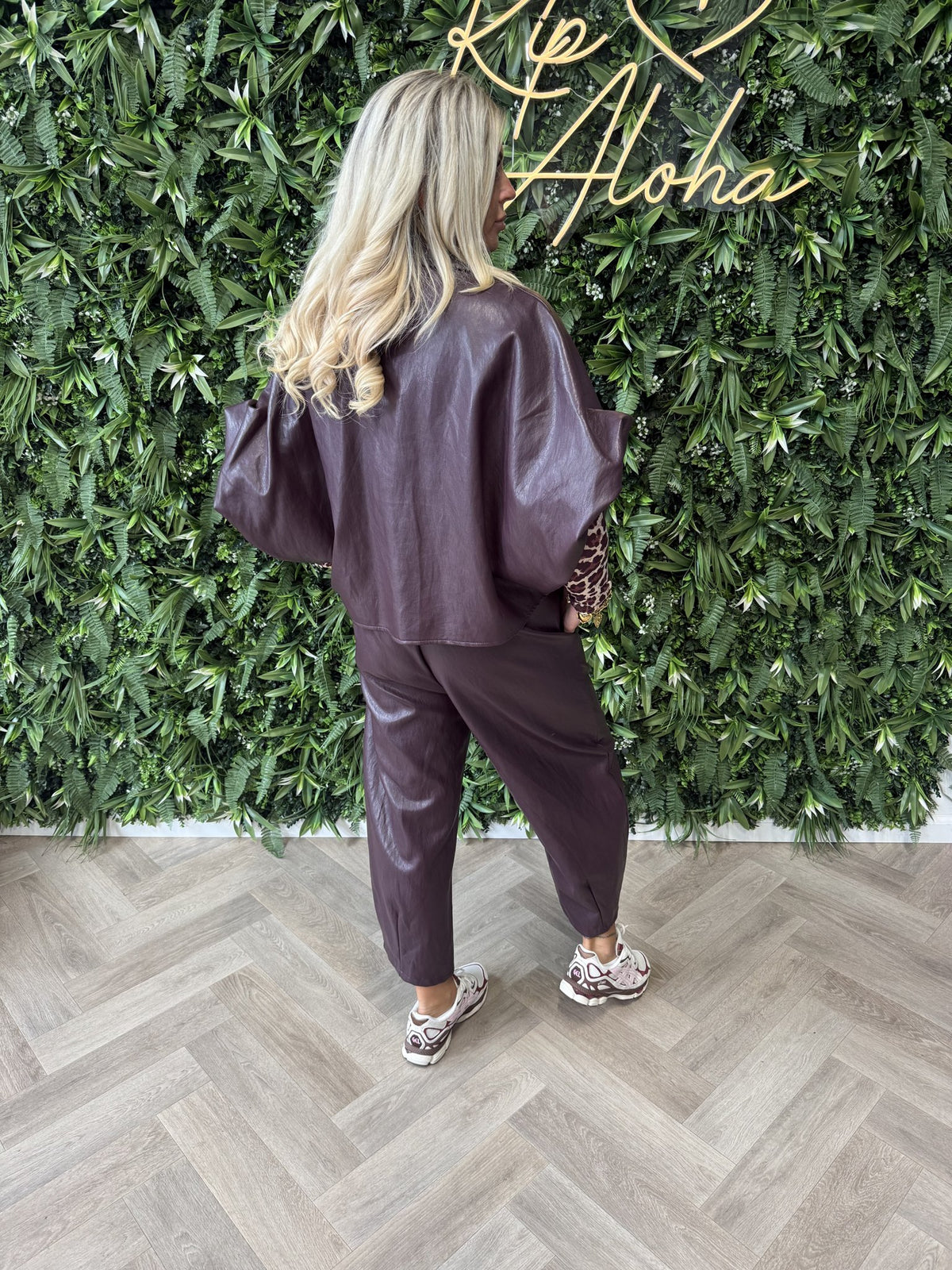 Barrel leatherlook broek aubergine