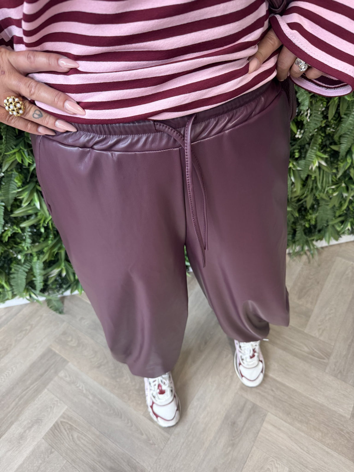 Leatherlook ballon broek aubergine