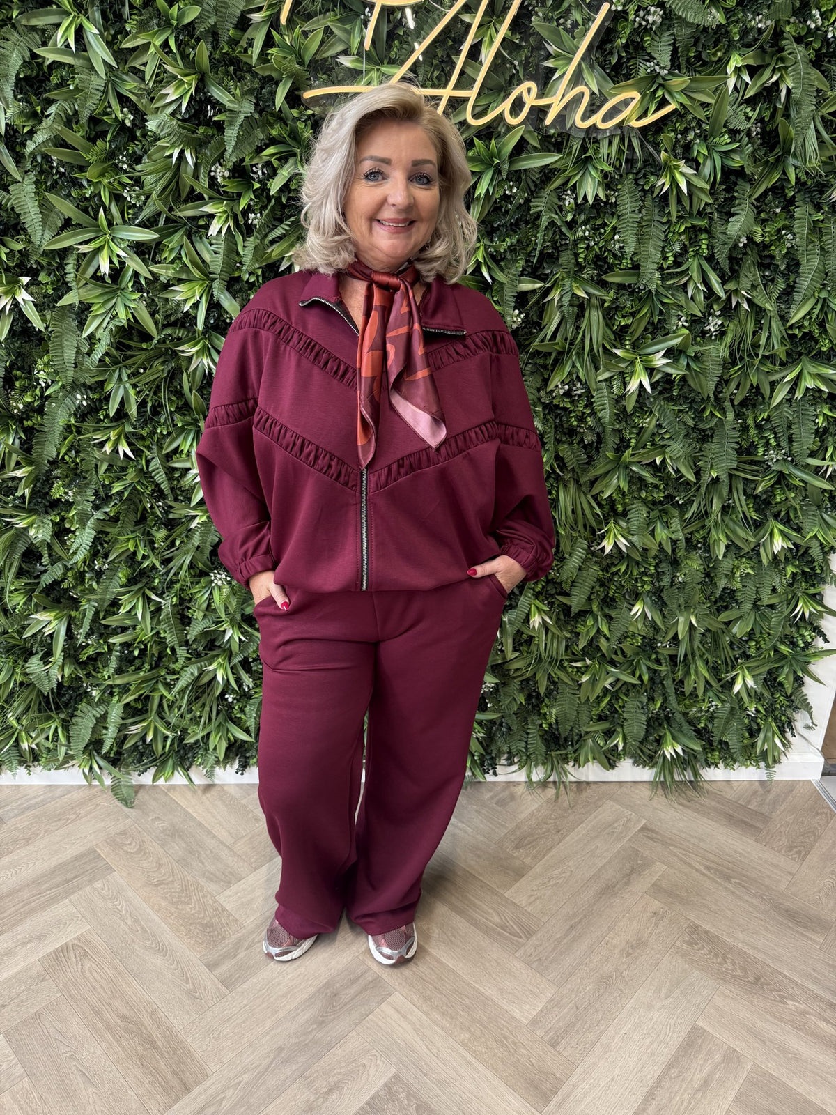 Tweedelig vest pak met gedrapeerde strepen bordeaux