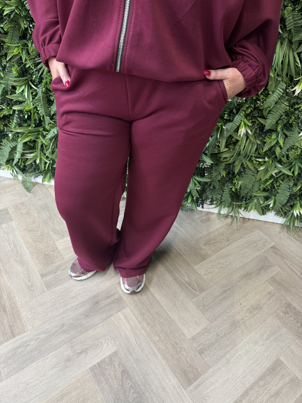 Tweedelig vest pak met gedrapeerde strepen bordeaux