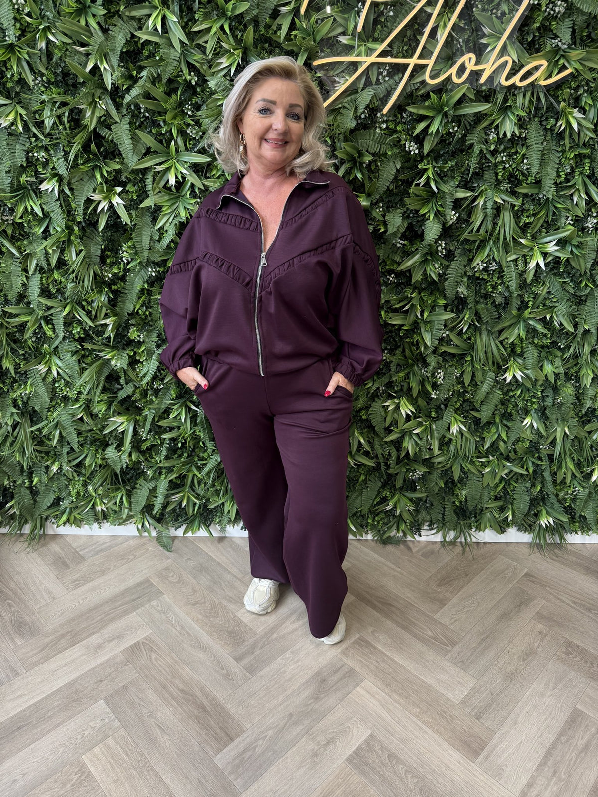 Tweedelig vest pak met gedrapeerde strepen aubergine
