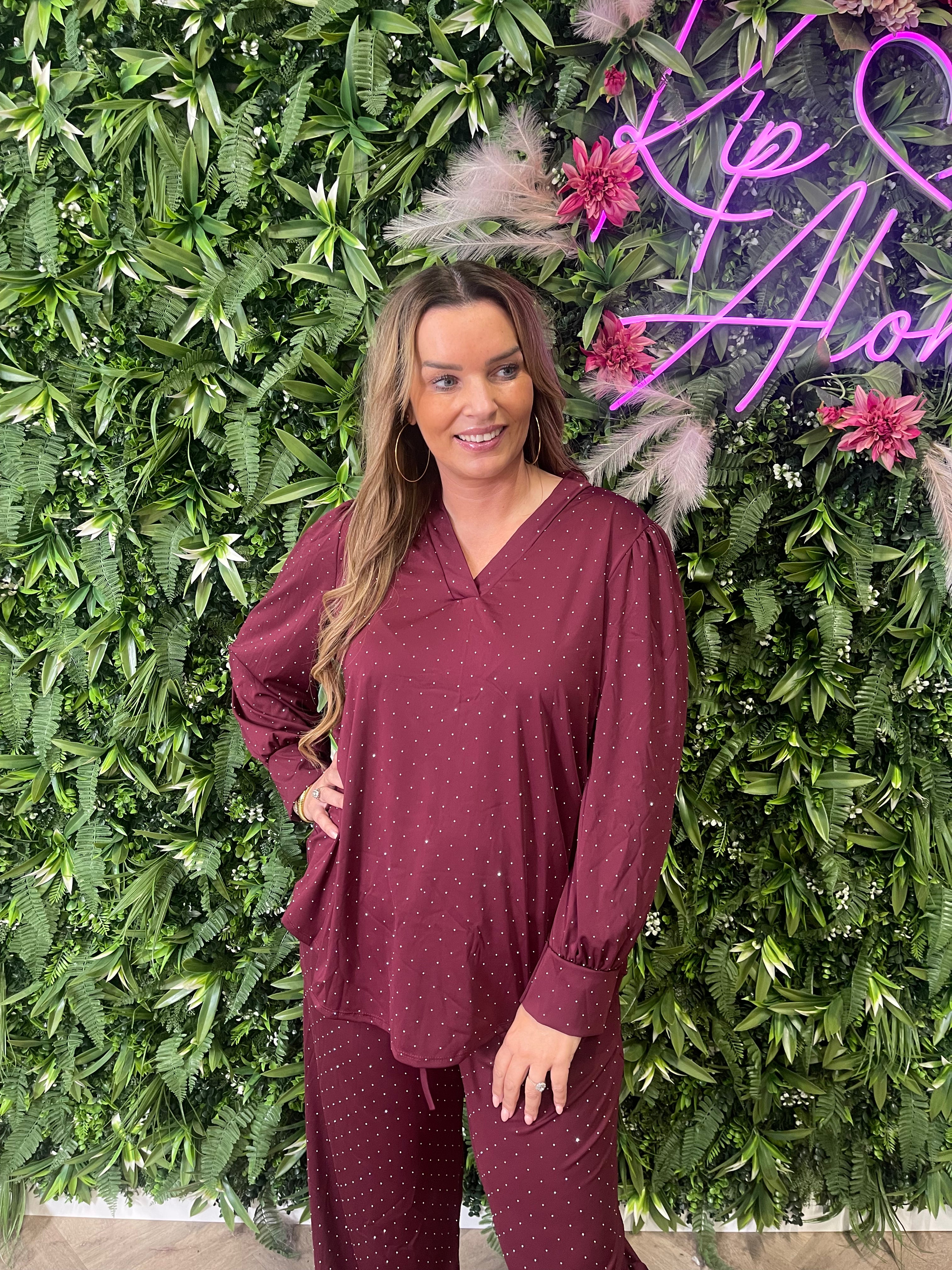 Tweedelig pak v-hals met strass bordeaux
