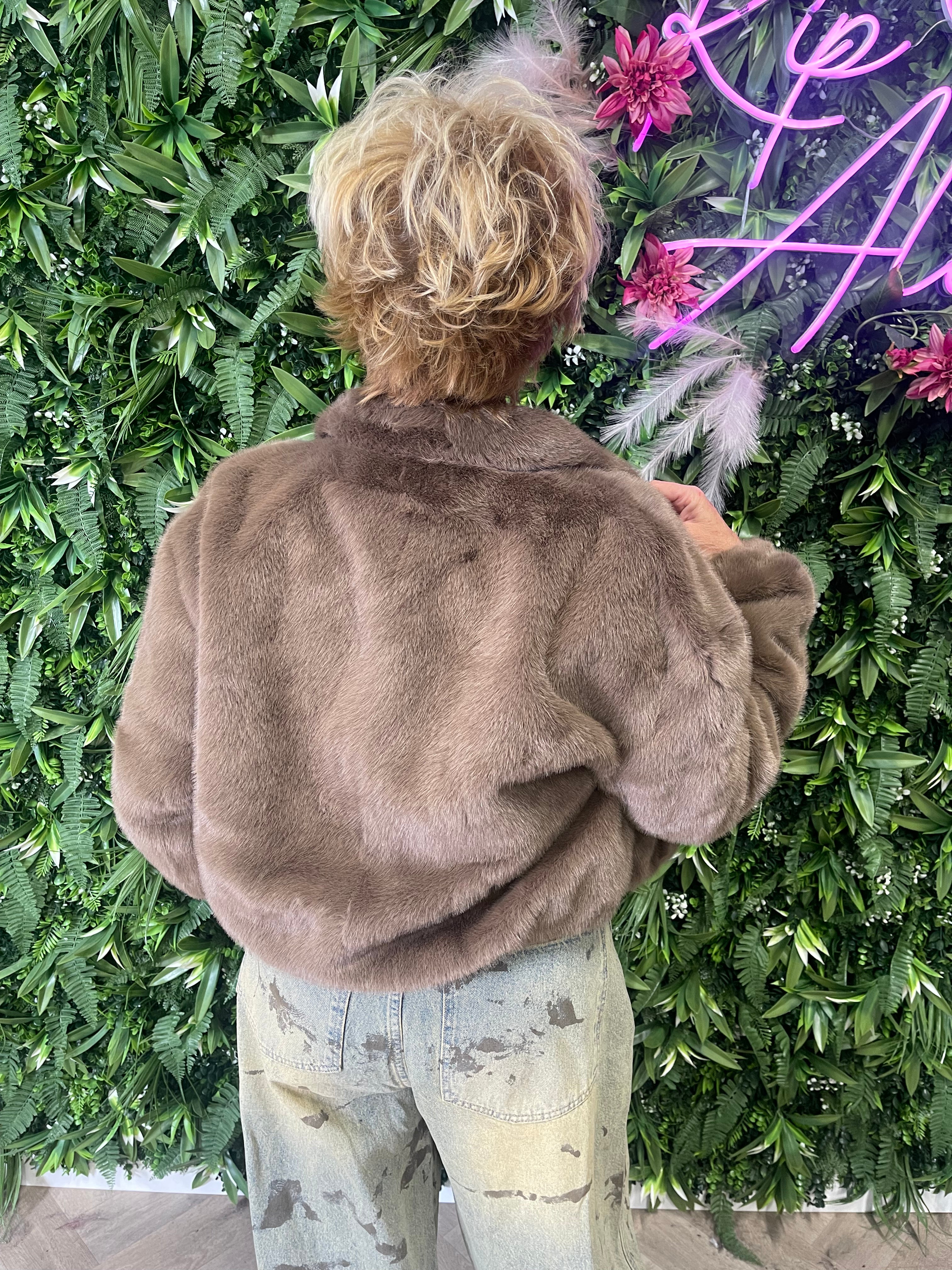 Korte faux fur jasje taupe