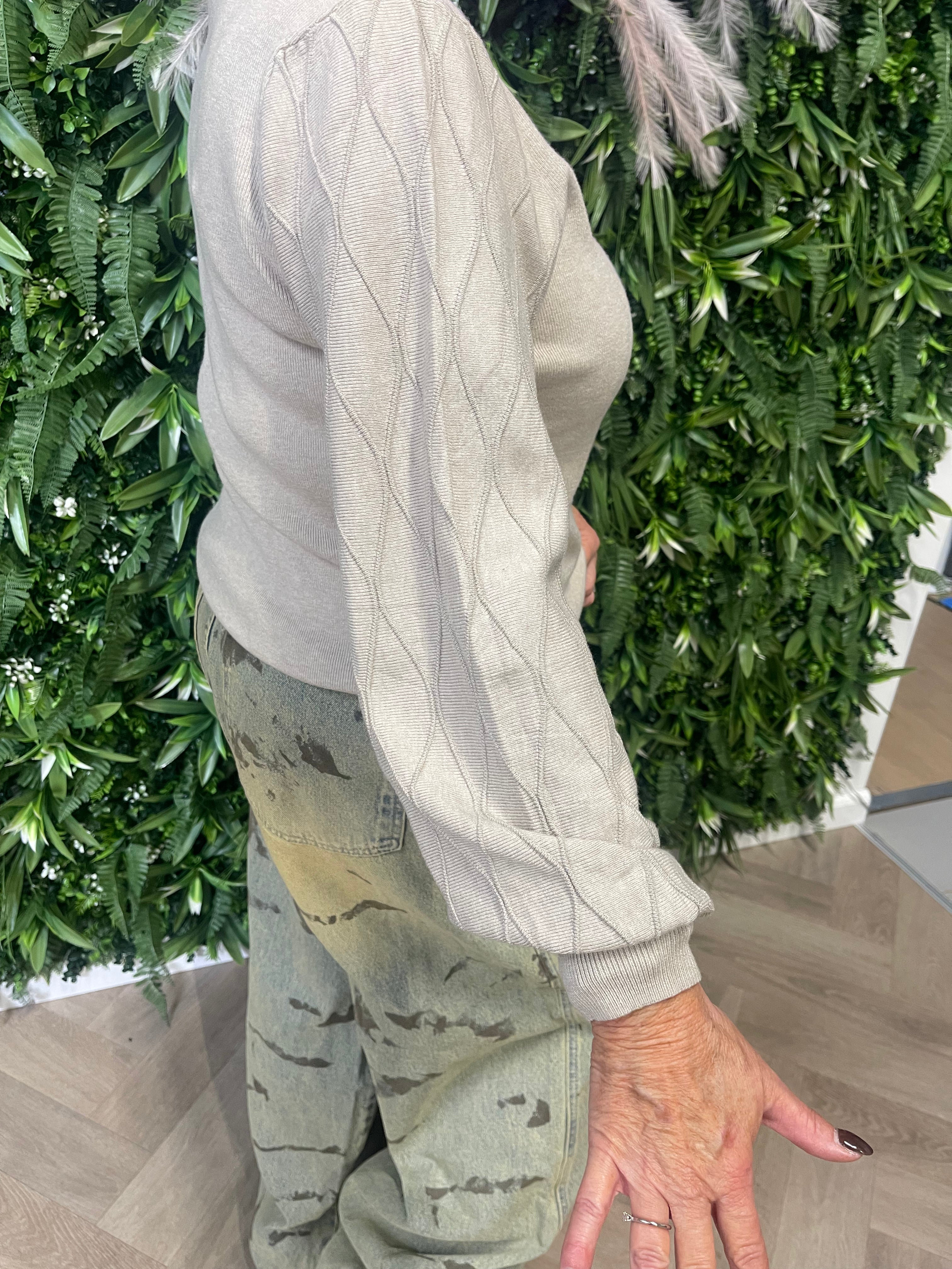 Gebreide trui met lurex detail op de mouwen beige