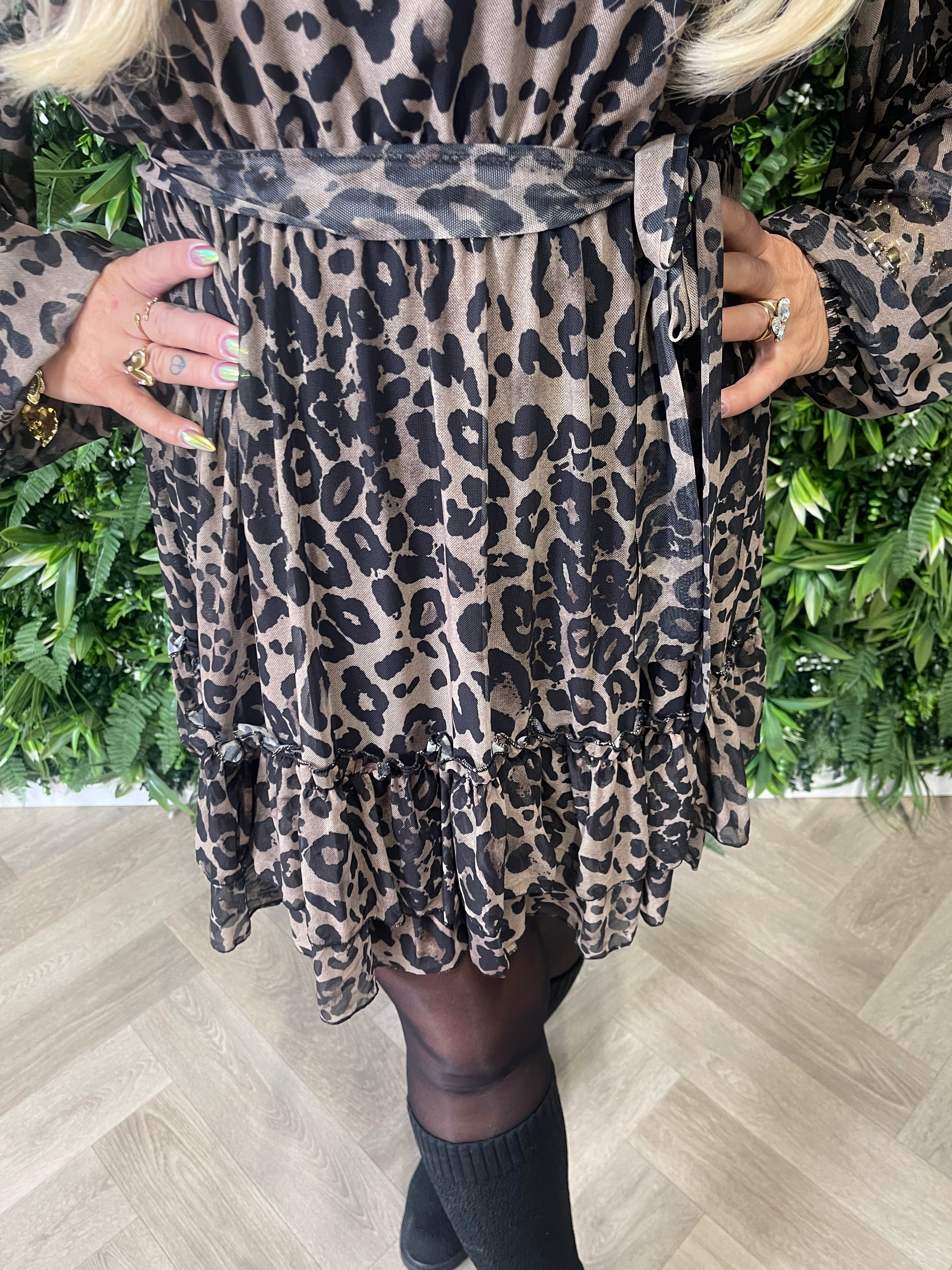 Panterprint jurk roezels beige