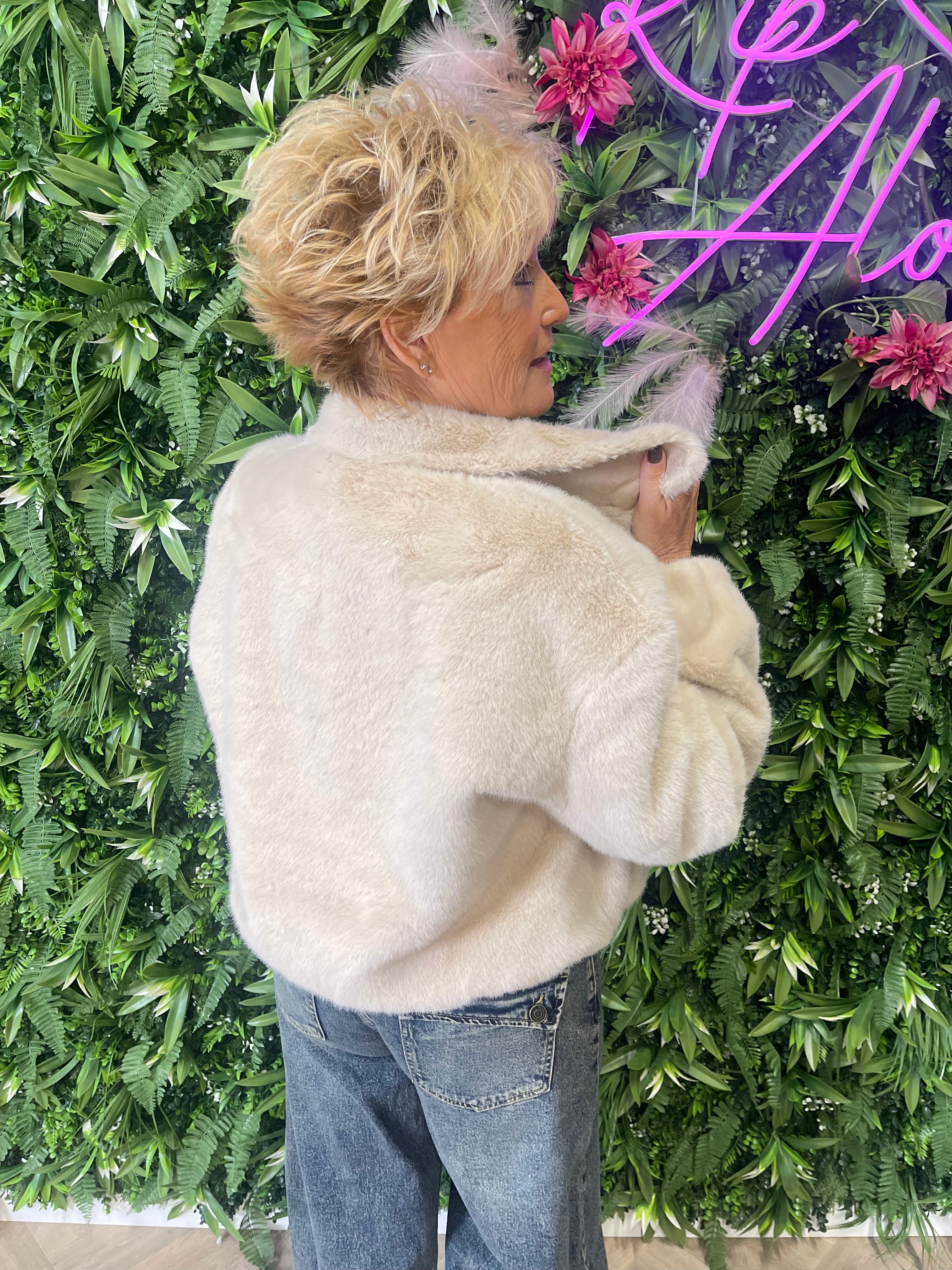 Korte faux fur jasje beige