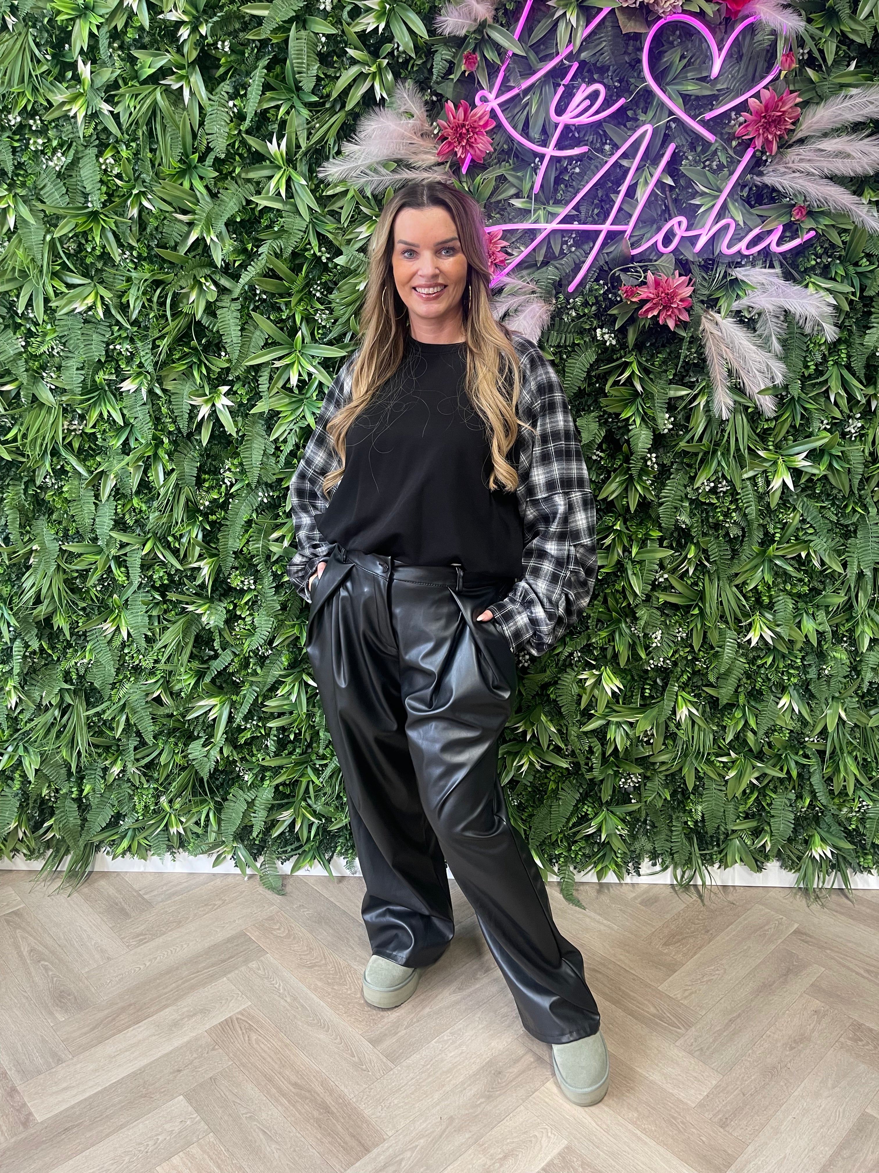 Leatherlook broek met plooi zwart