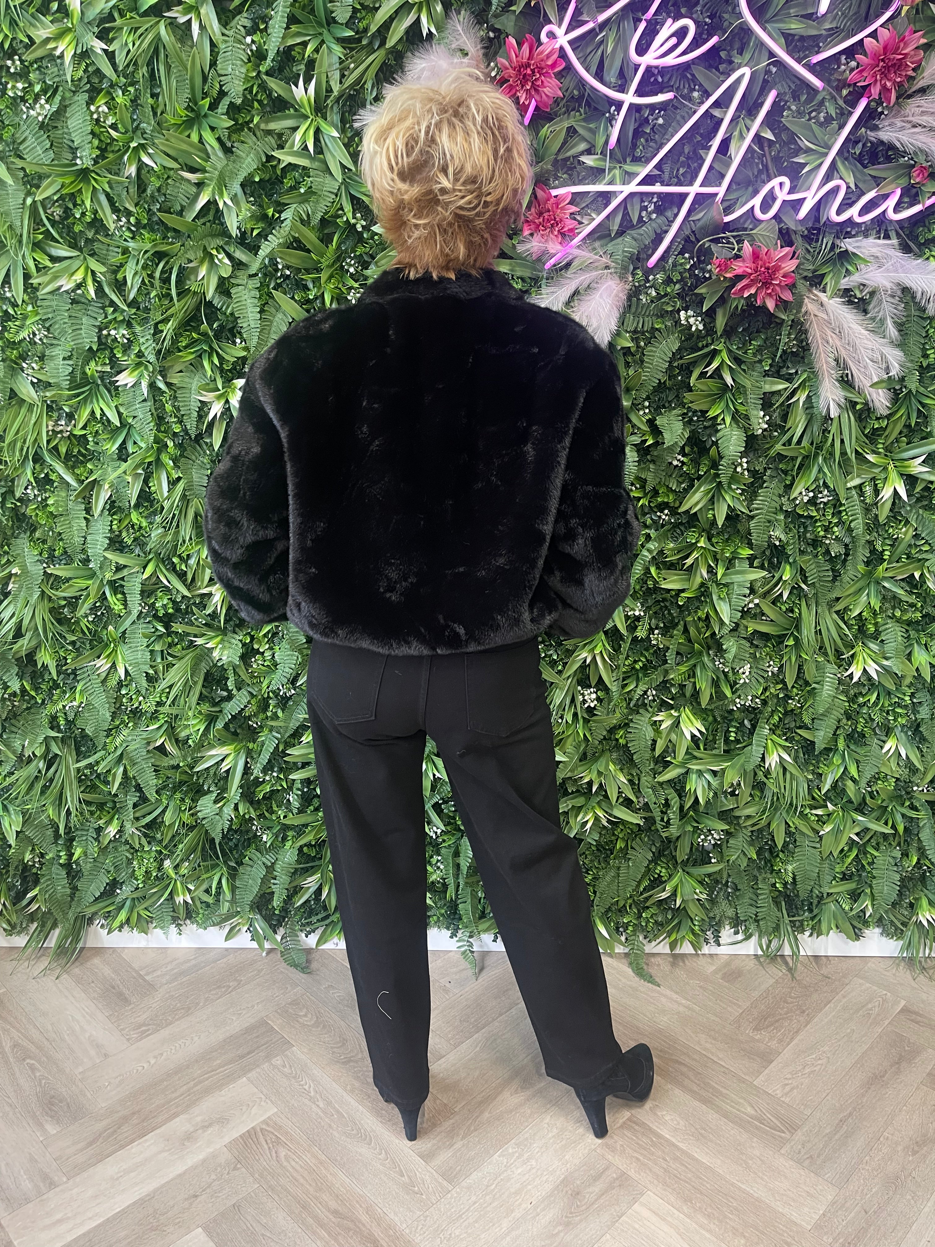 Korte faux fur jasje zwart