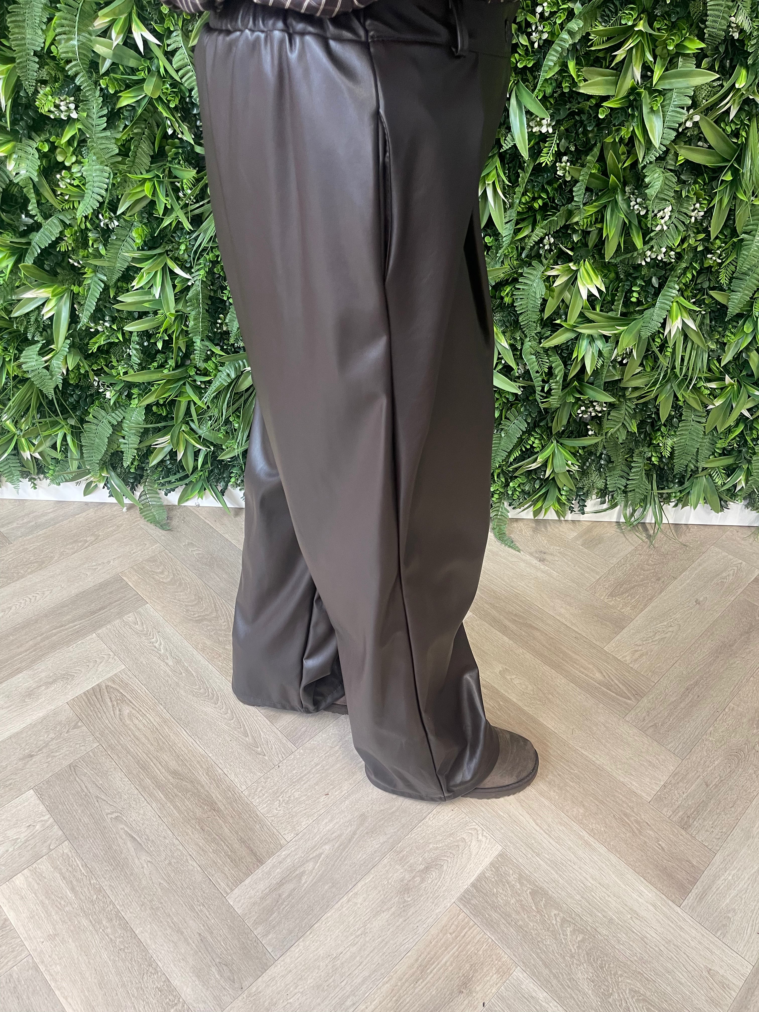 Leatherlook broek met plooi donkerbruin