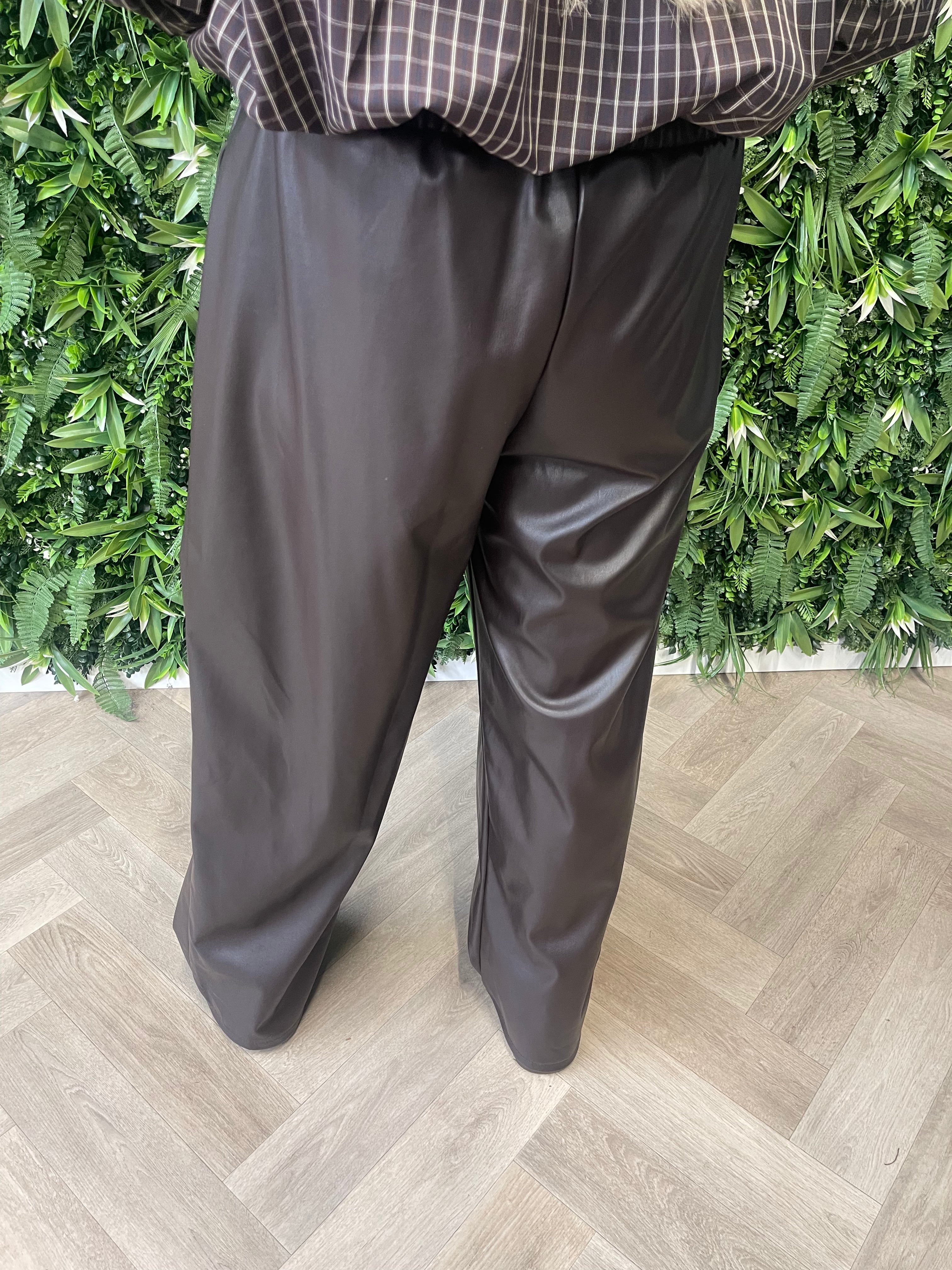 Leatherlook broek met plooi donkerbruin
