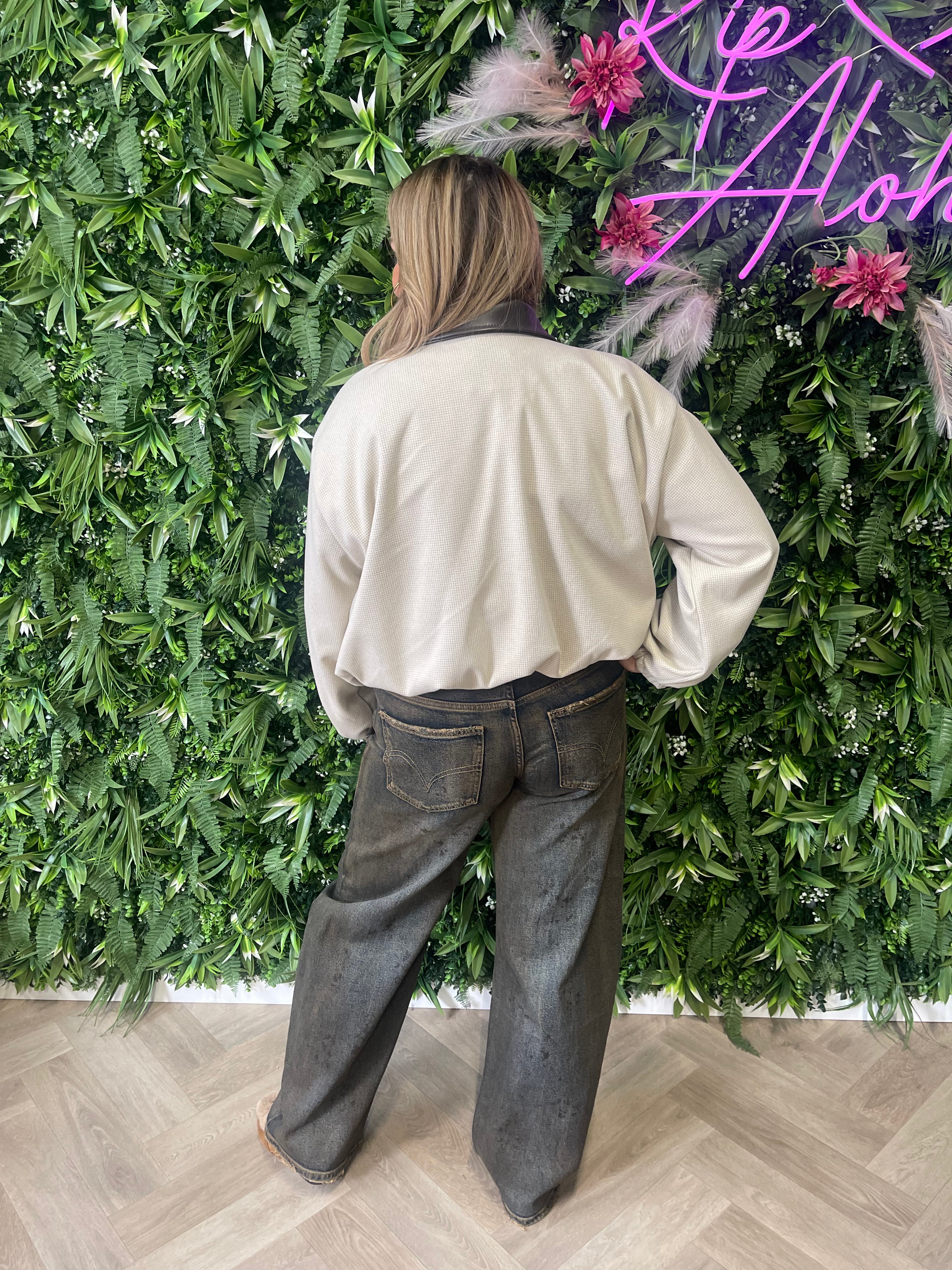 Korte bomber leatherlook details creme