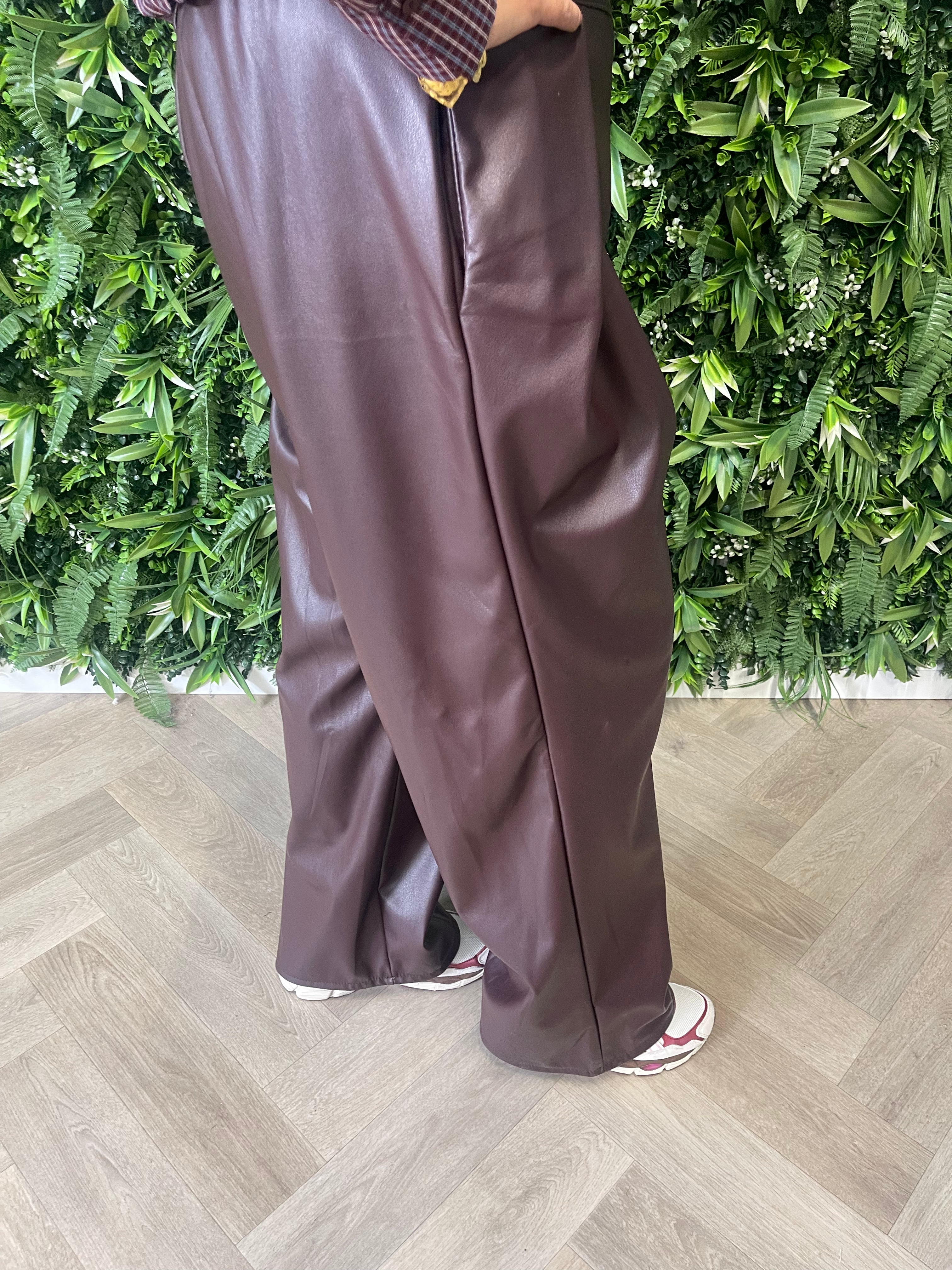 Leatherlook broek met plooi aubergine