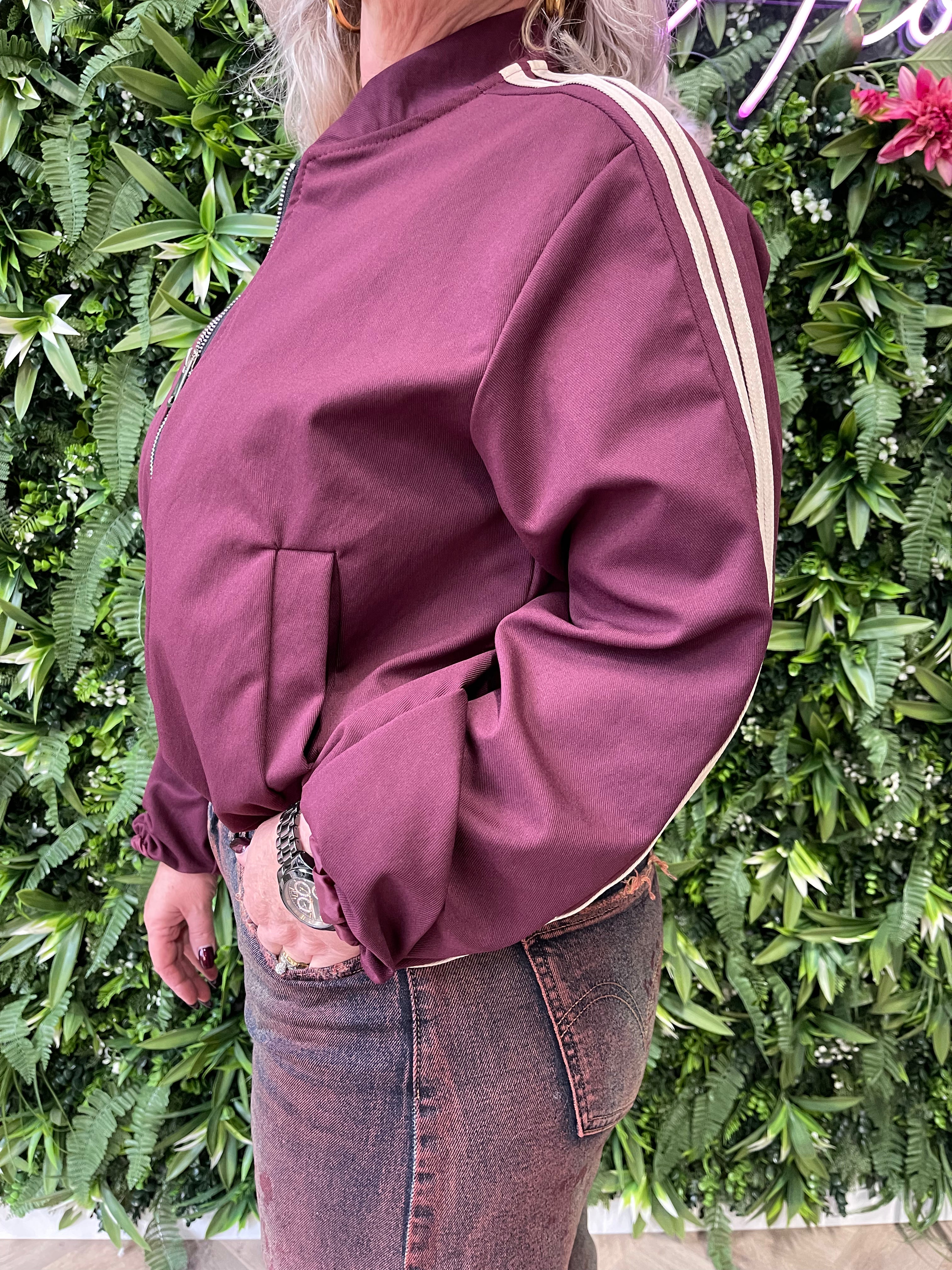 Korte jas met bies bordeaux