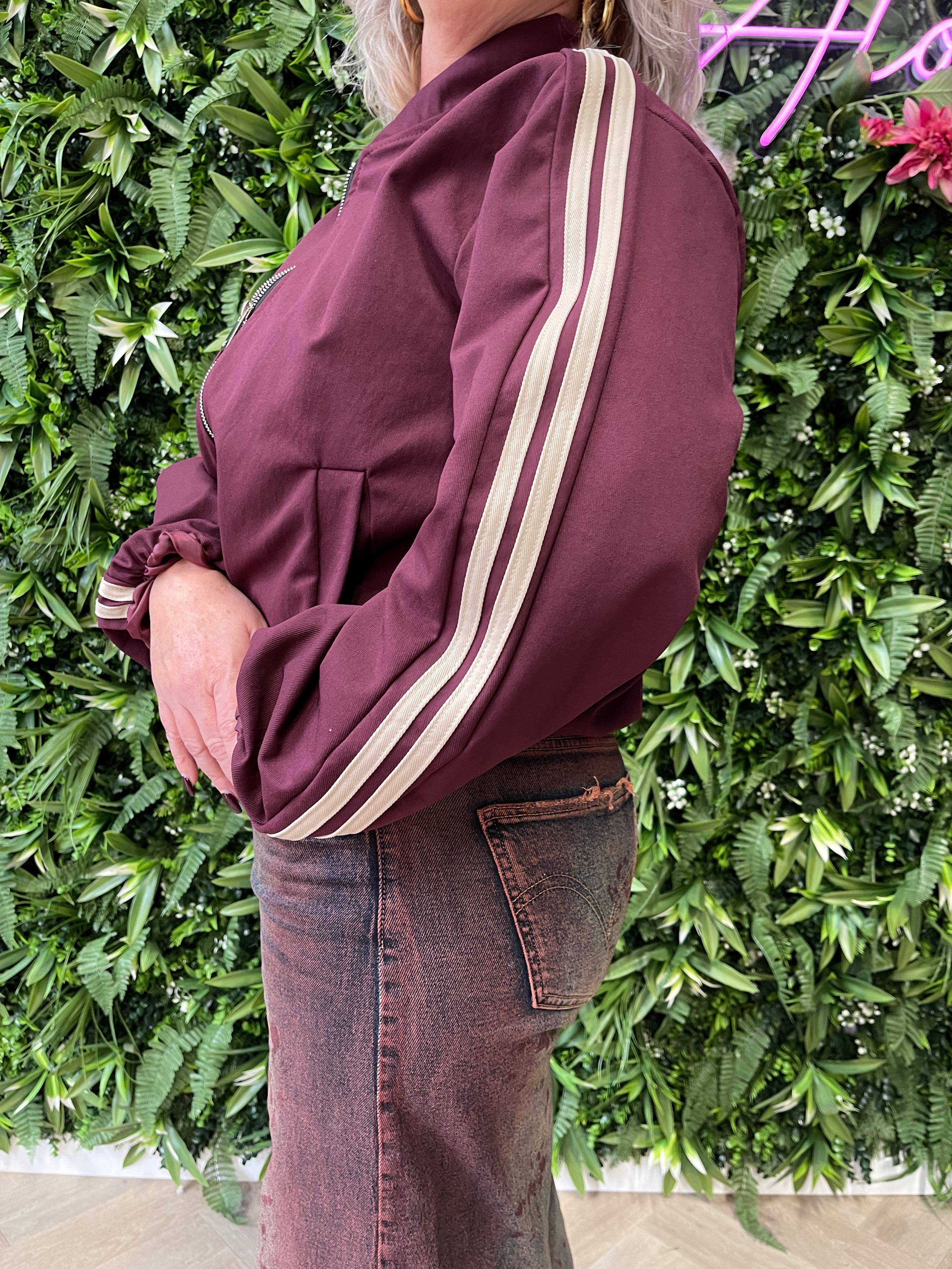 Korte jas met bies bordeaux