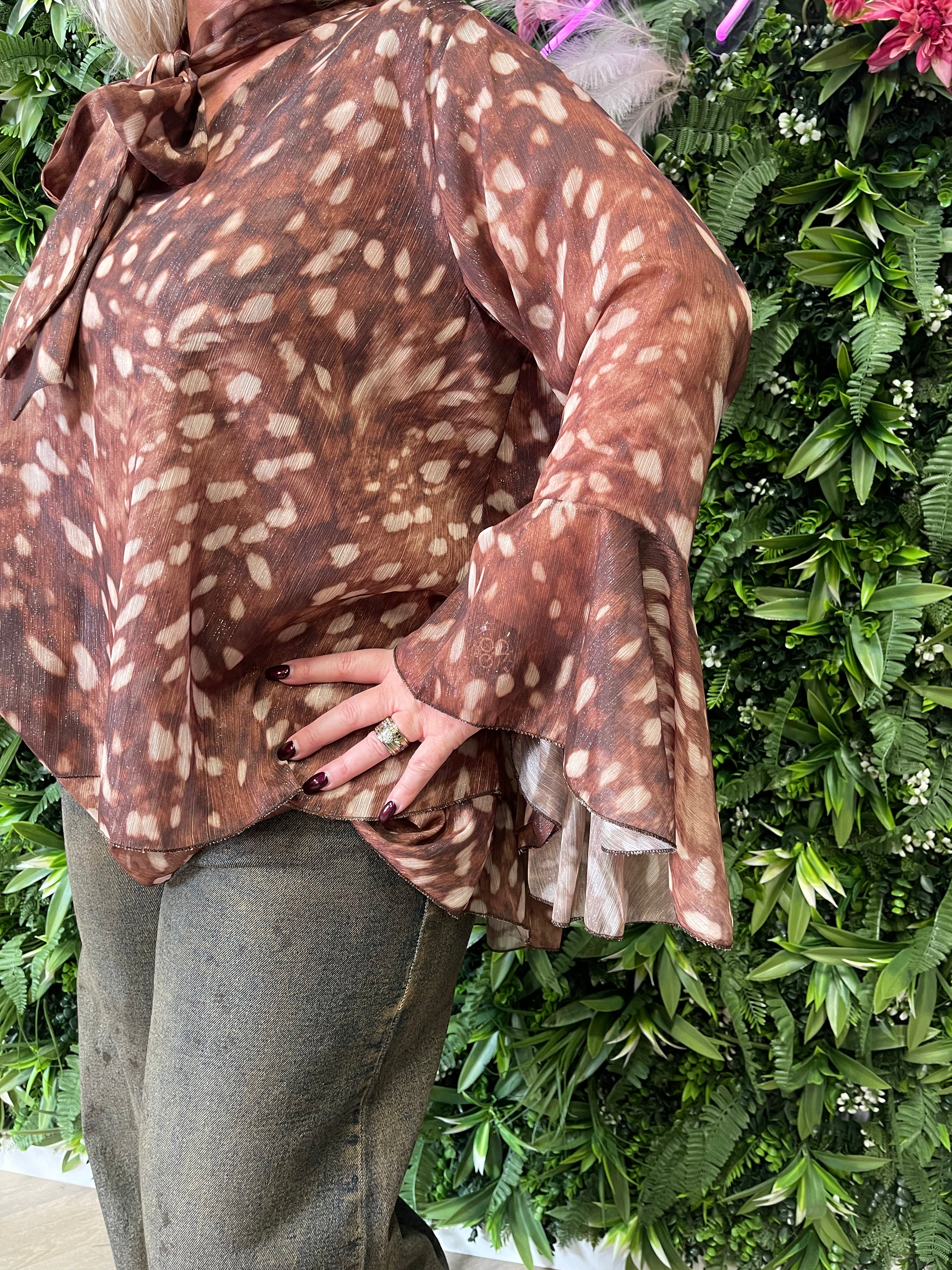 Blouse trompetmouwen print lichtbruin