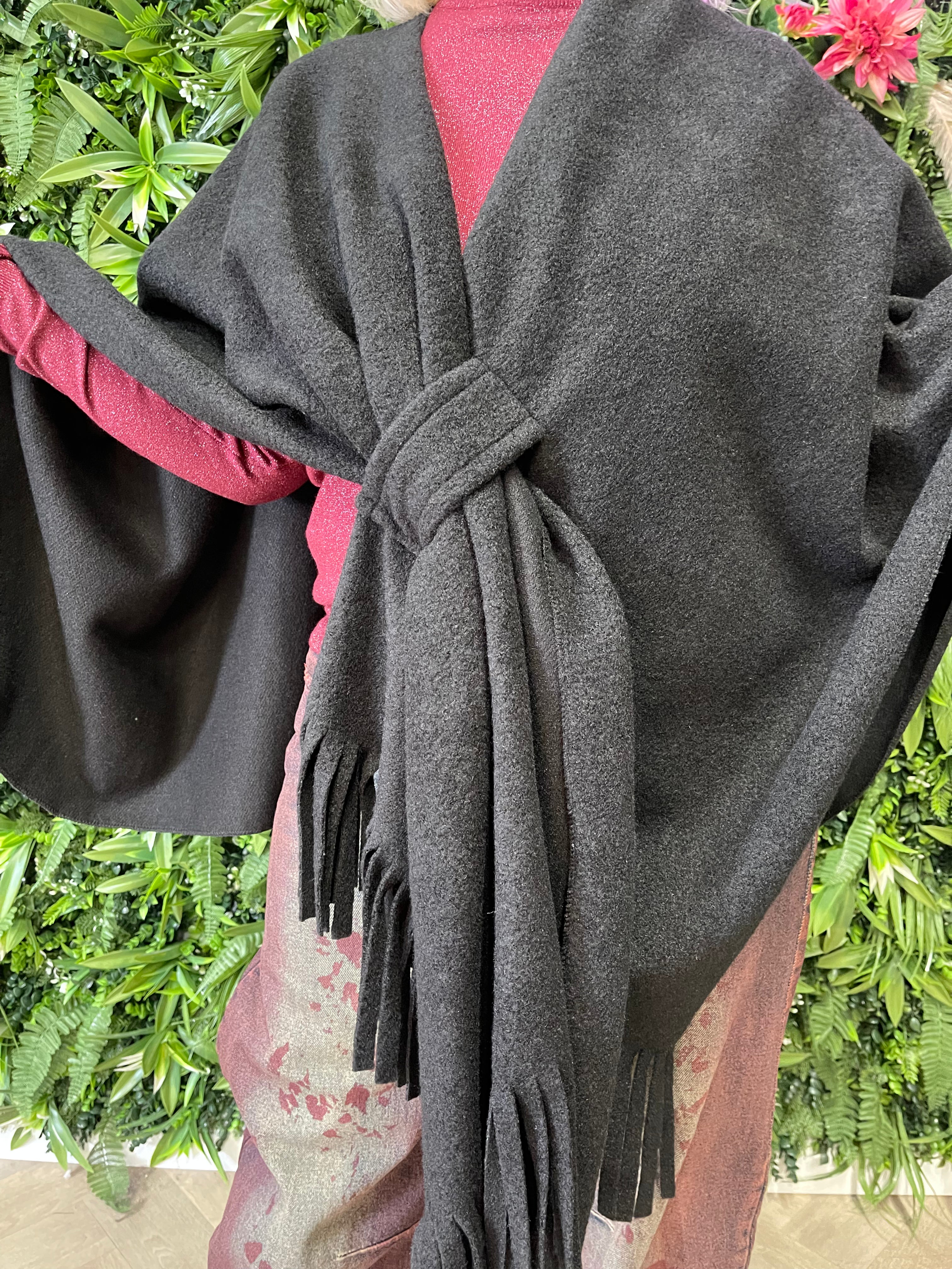 Poncho met franjes uni zwart